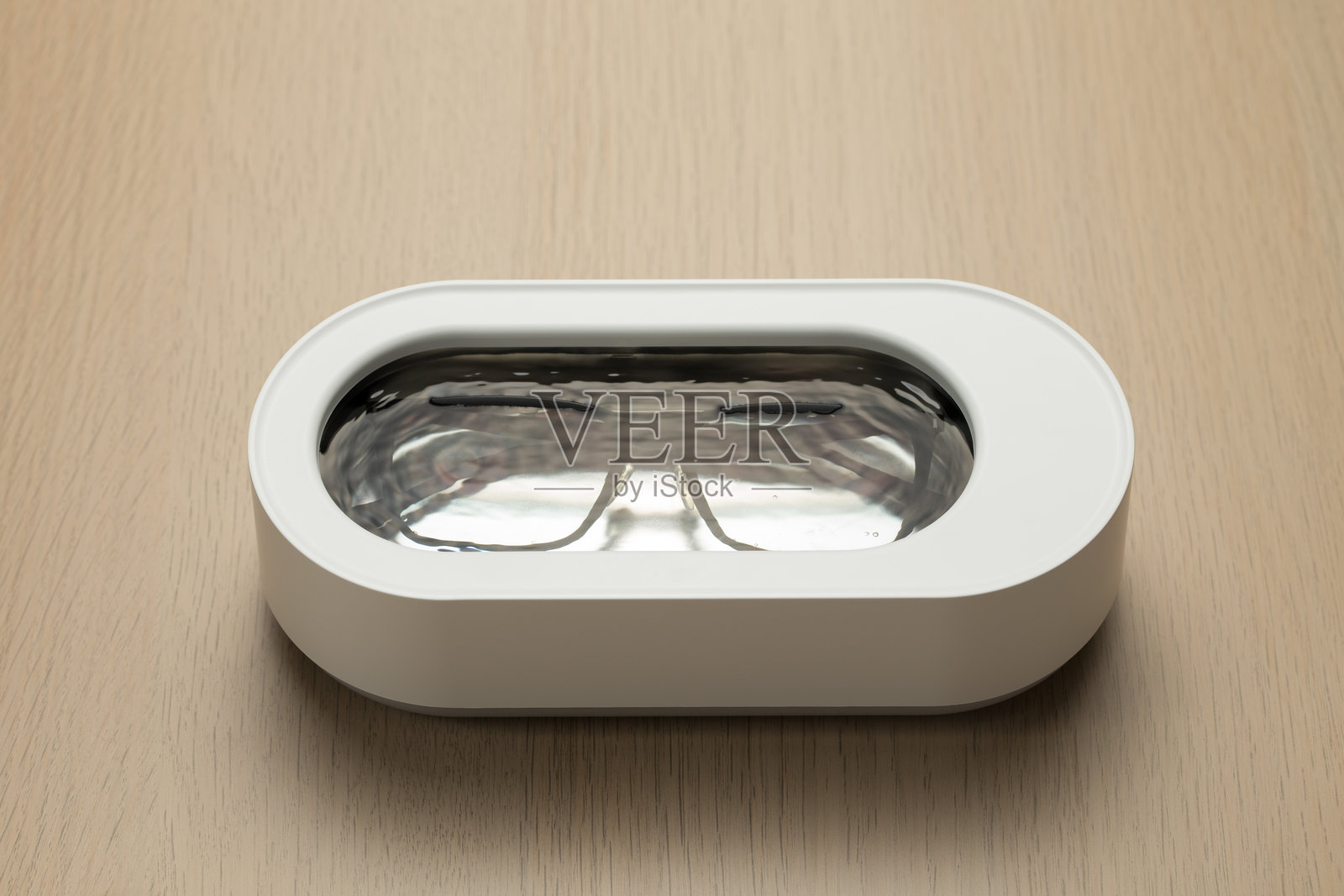 新款电动眼镜清洁器提供了一种时尚高效的解决方案。照片摄影图片