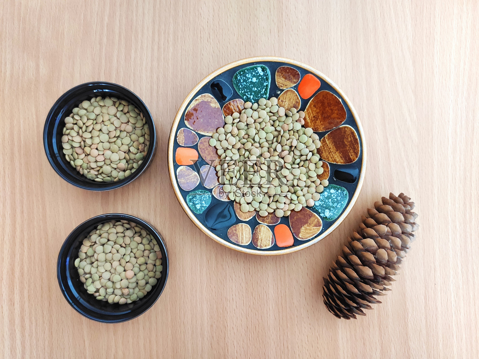 桌子上的绿扁豆照片摄影图片