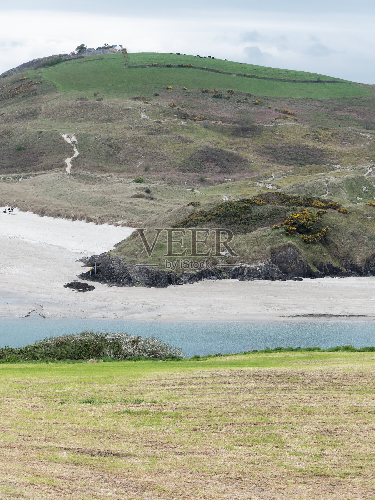 爱尔兰南部的如画山丘,海岸线。多云天气。野生大西洋之路。欧洲的自然。美丽的地方。照片摄影图片
