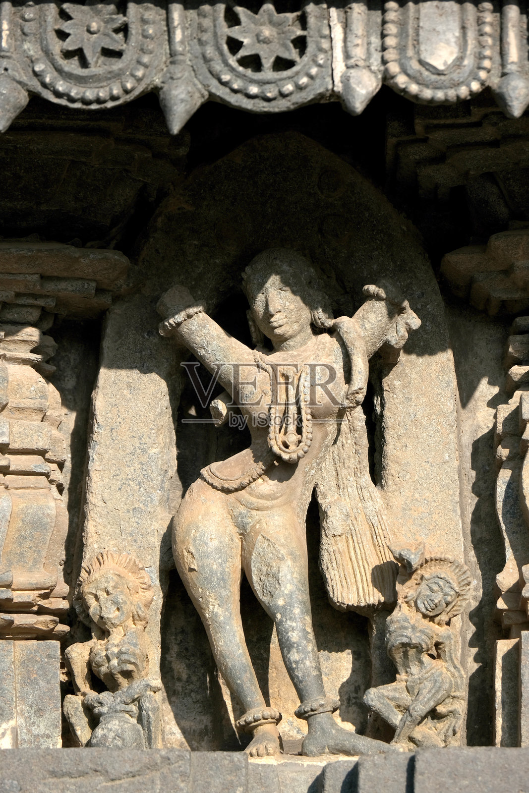 美丽女性的石雕(Madanikas)具有选择性的重点,12世纪的印度教寺庙,古代石艺和每个柱子上的雕塑,Chennakeshava寺庙,贝鲁尔,卡纳塔克邦,印度。照片摄影图片