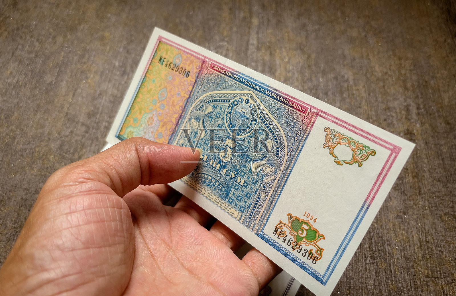 乌兹别克斯坦纸币。照片摄影图片