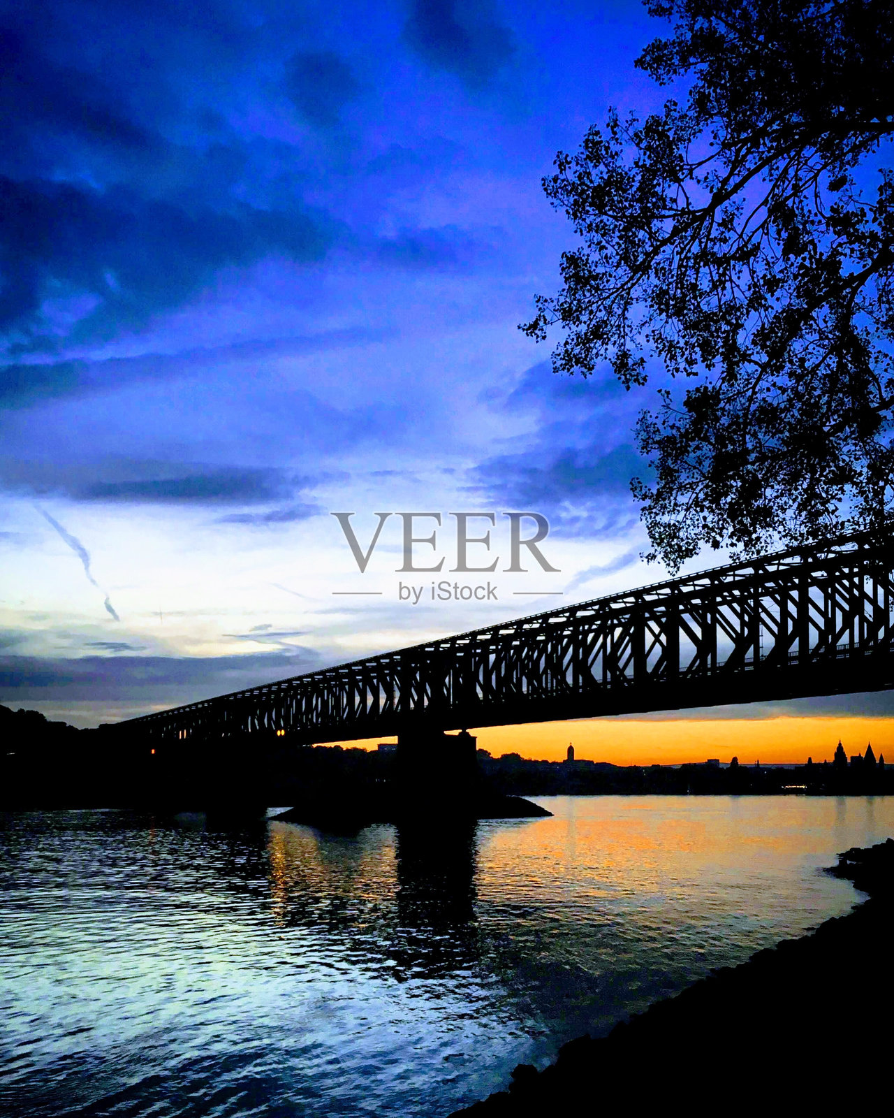 莱茵河和美因茨南桥的日落,德国莱茵兰-普法尔茨州,2018年10月照片摄影图片