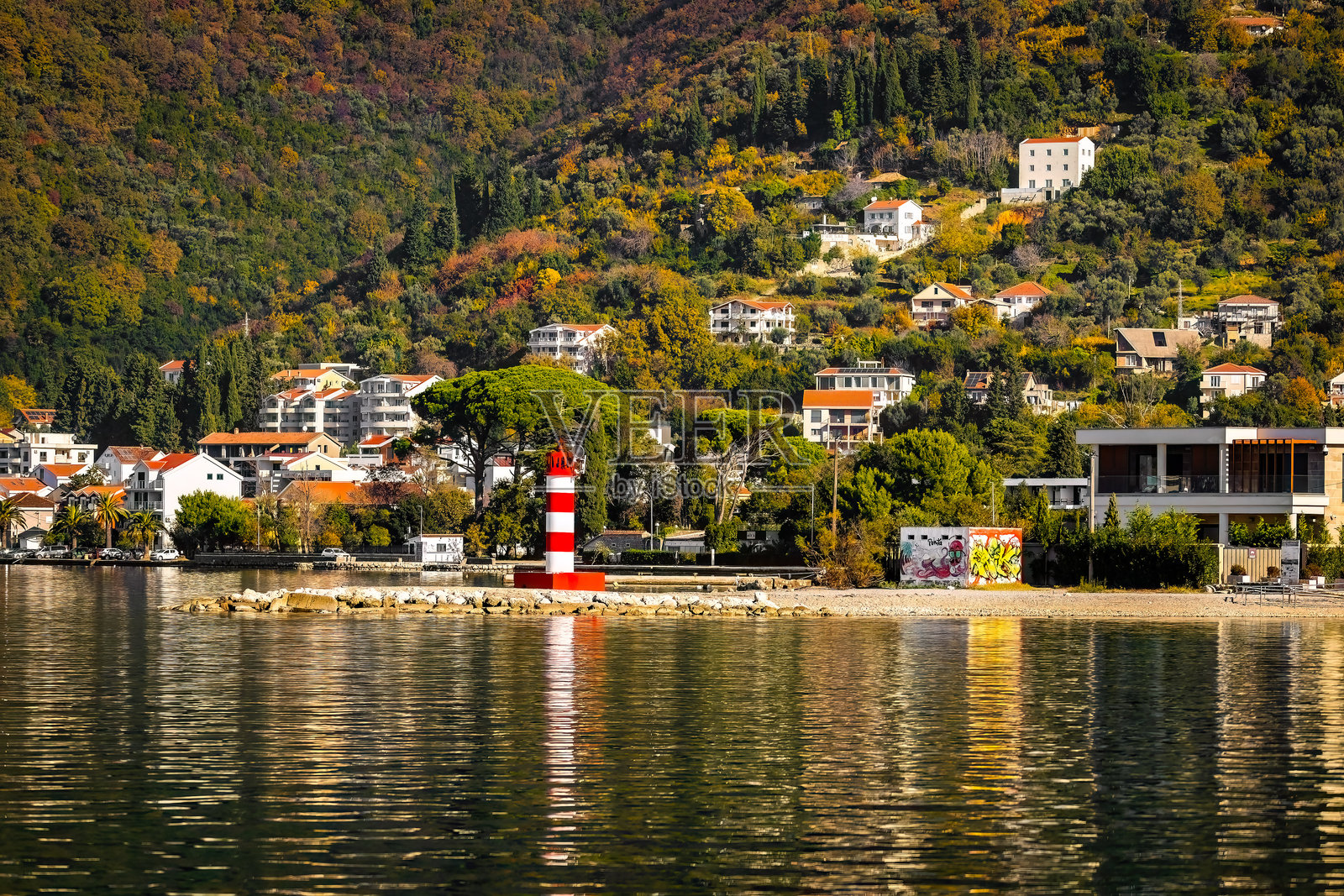 从水面看提瓦特海港湾及船只的景观照片摄影图片