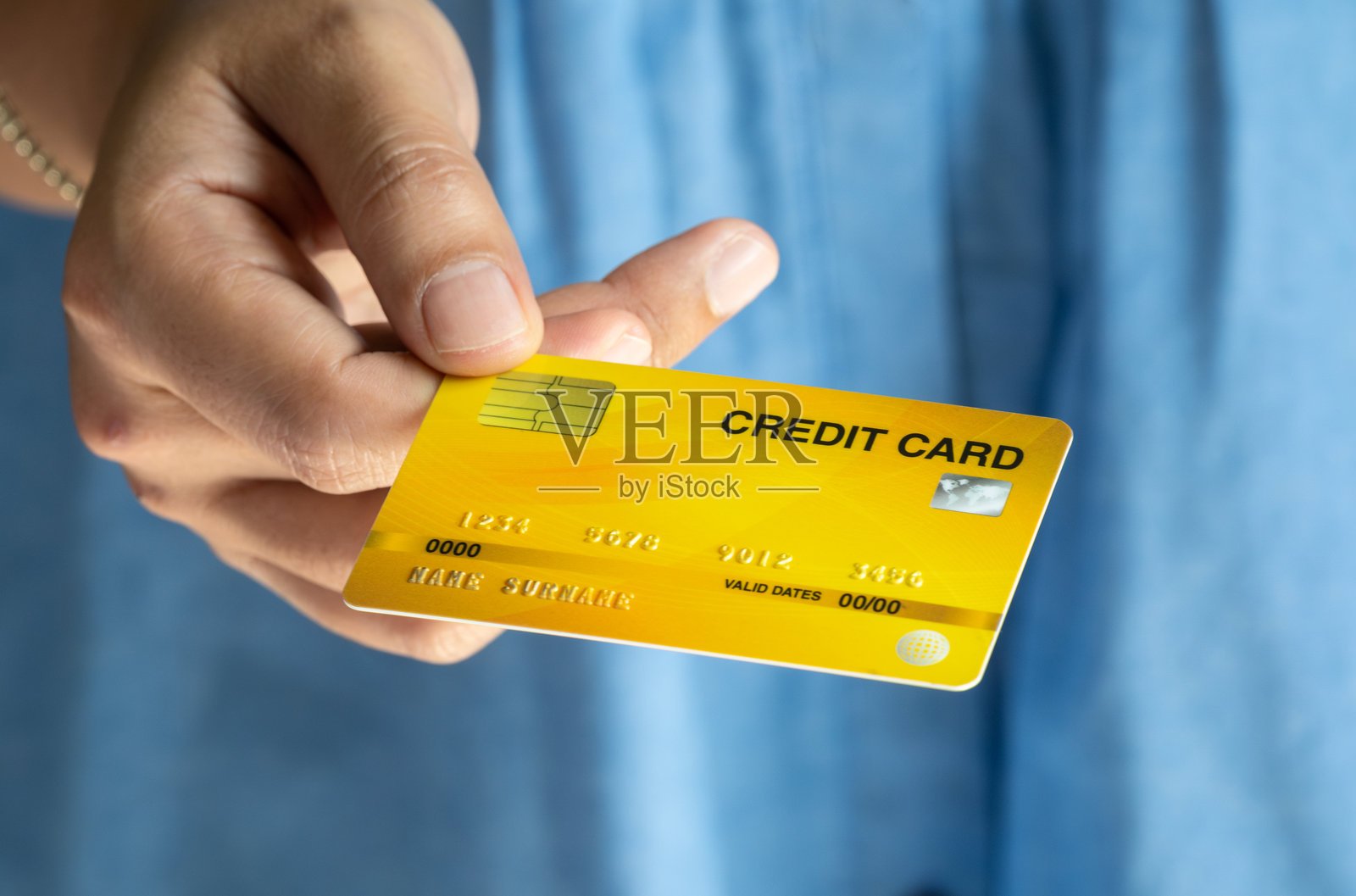 女性手持多张信用卡,正在选择一张信用卡进行支付和消费。通过信用卡支付商品的概念。金融与银行业。照片摄影图片