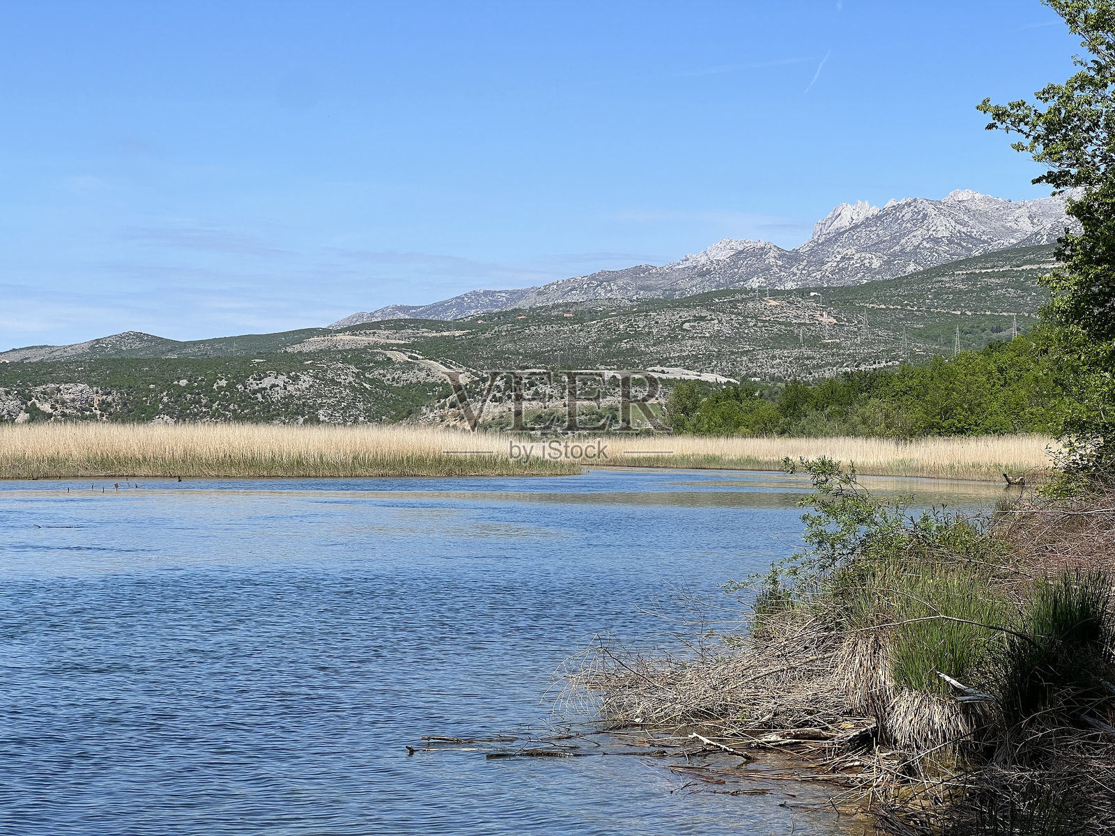 积累湖Razovac或可逆水电站Velebit的下人工湖(穆什科夫齐,克罗地亚)照片摄影图片