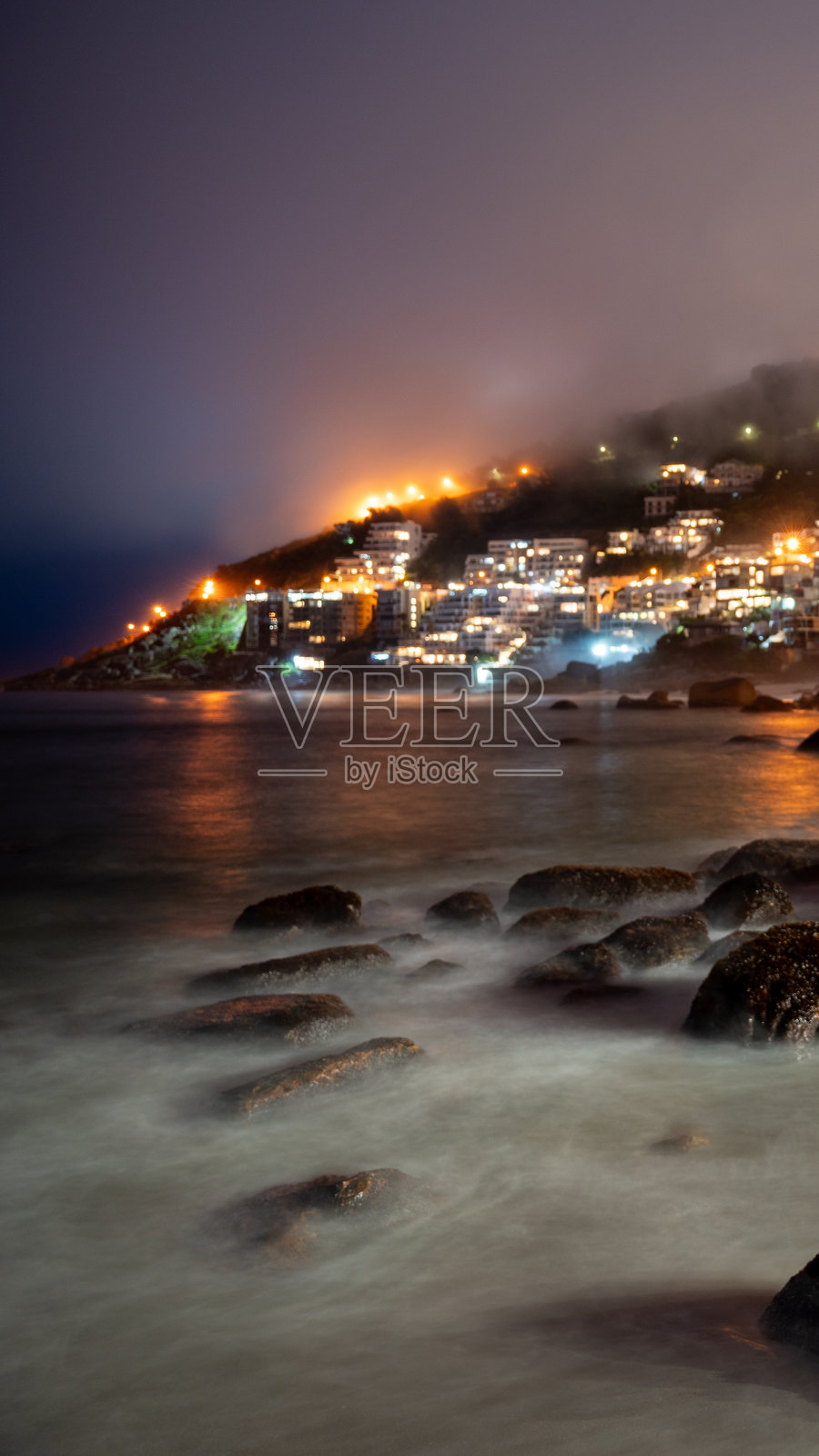 开普敦的坎普斯湾海岸线夜景照片摄影图片