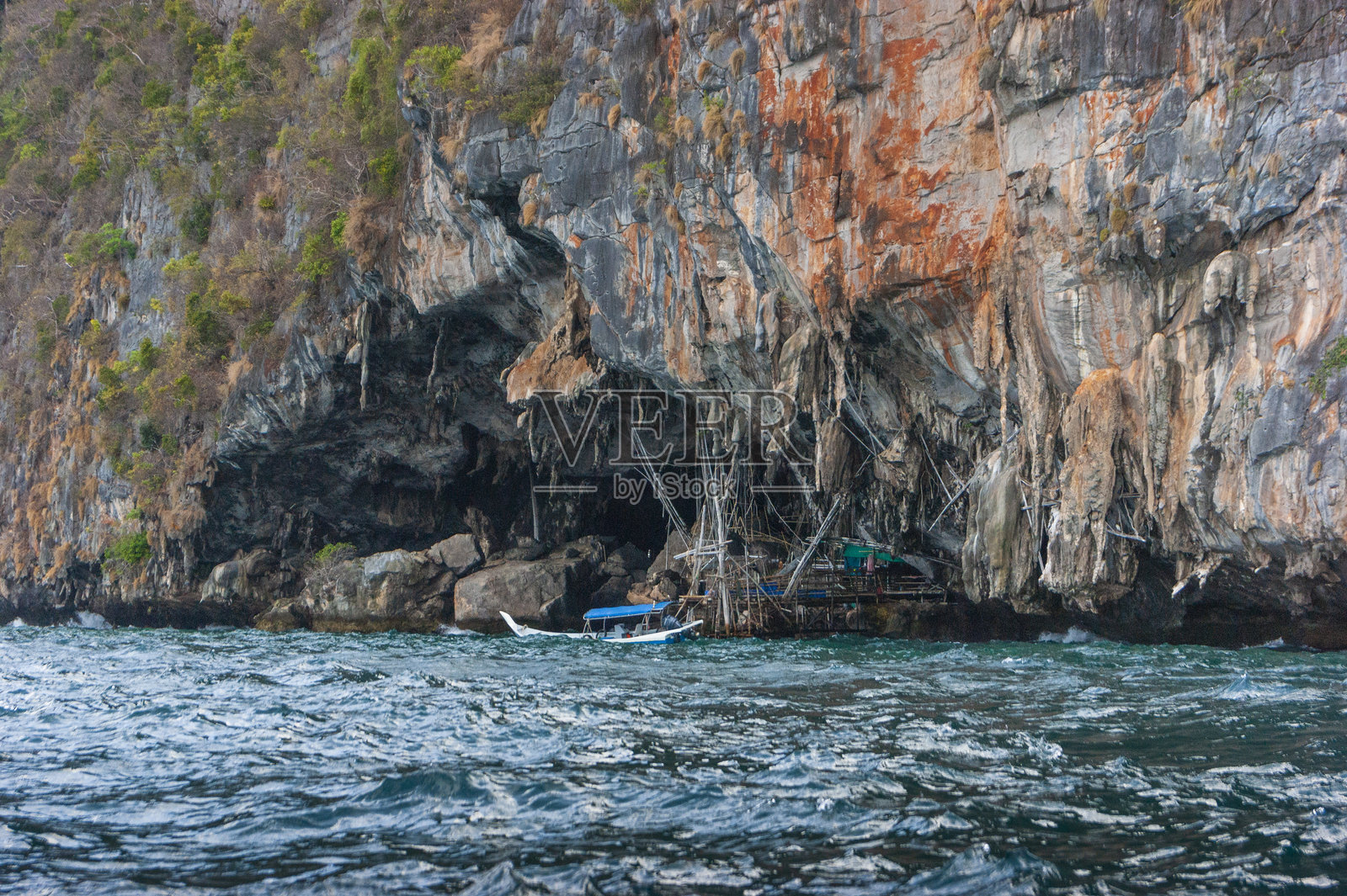 泰国海上船只与岩石相对照片摄影图片