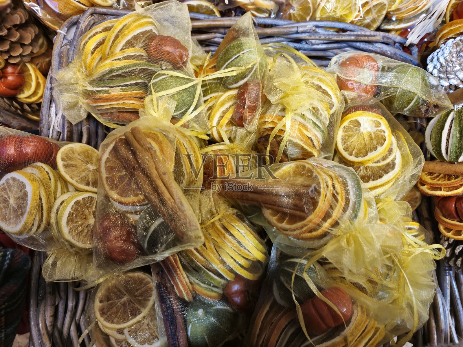 爱丁堡,苏格兰,英国的圣诞市场上出售的干橙片袋照片摄影图片