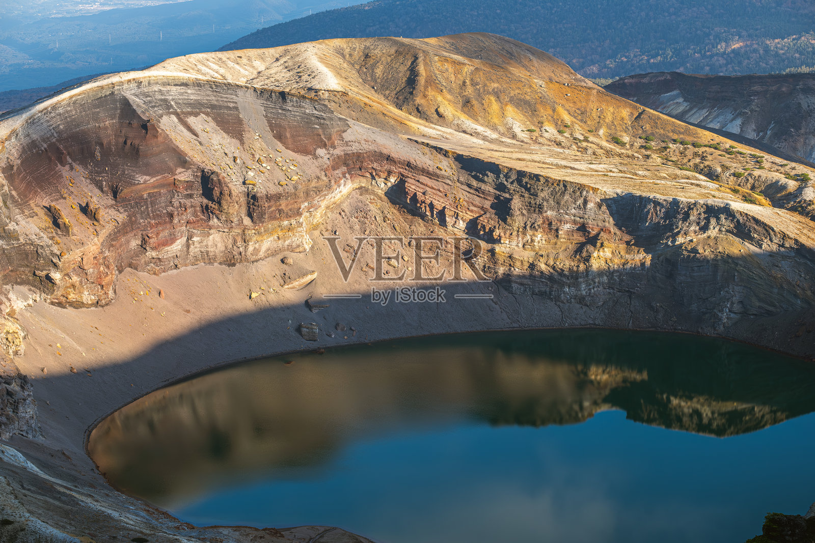 日本山形的蔵王山,火山口内有宁静的湖泊和岩石景观。照片摄影图片