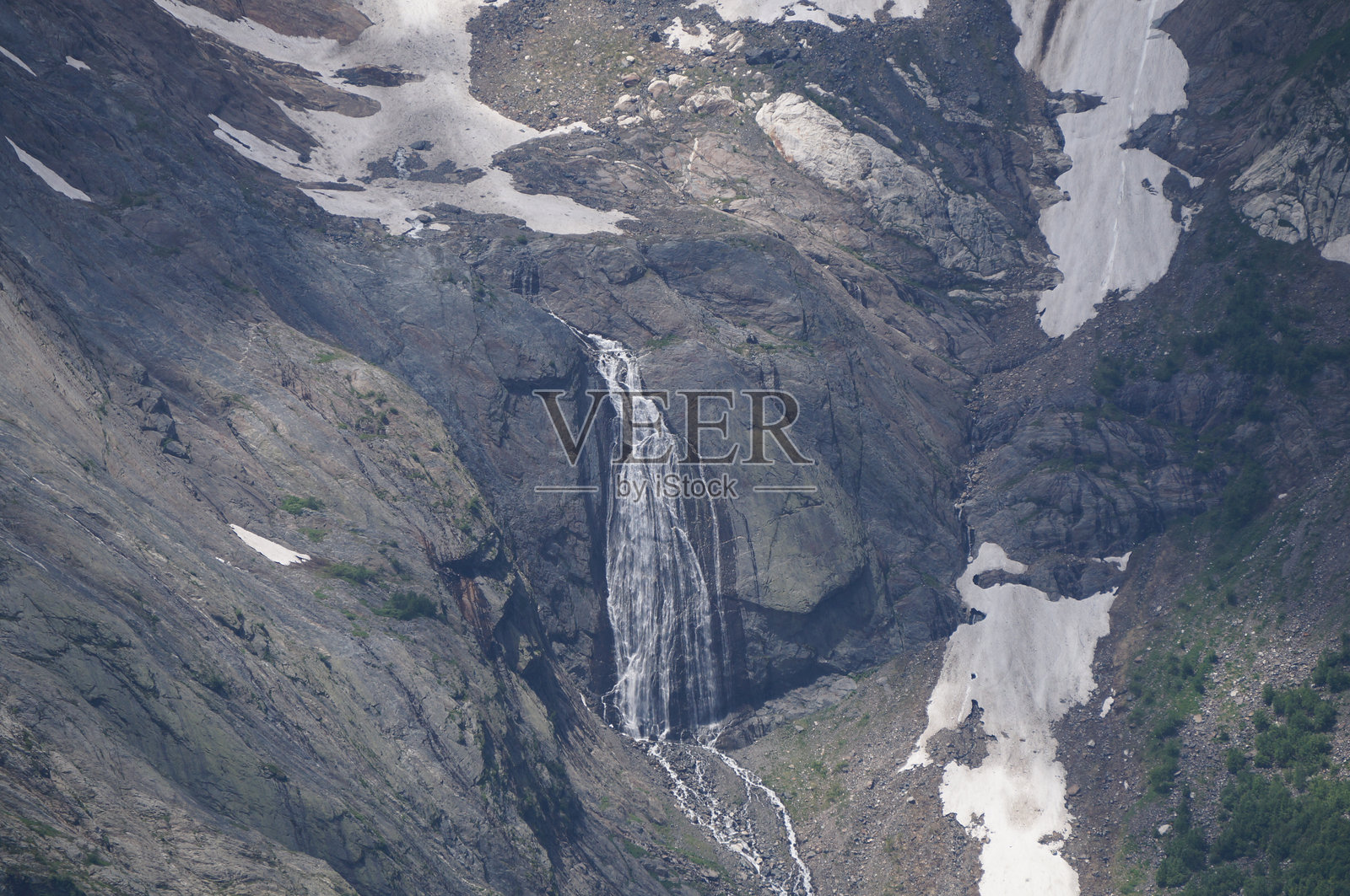 瀑布位于山中。自然背景。照片摄影图片