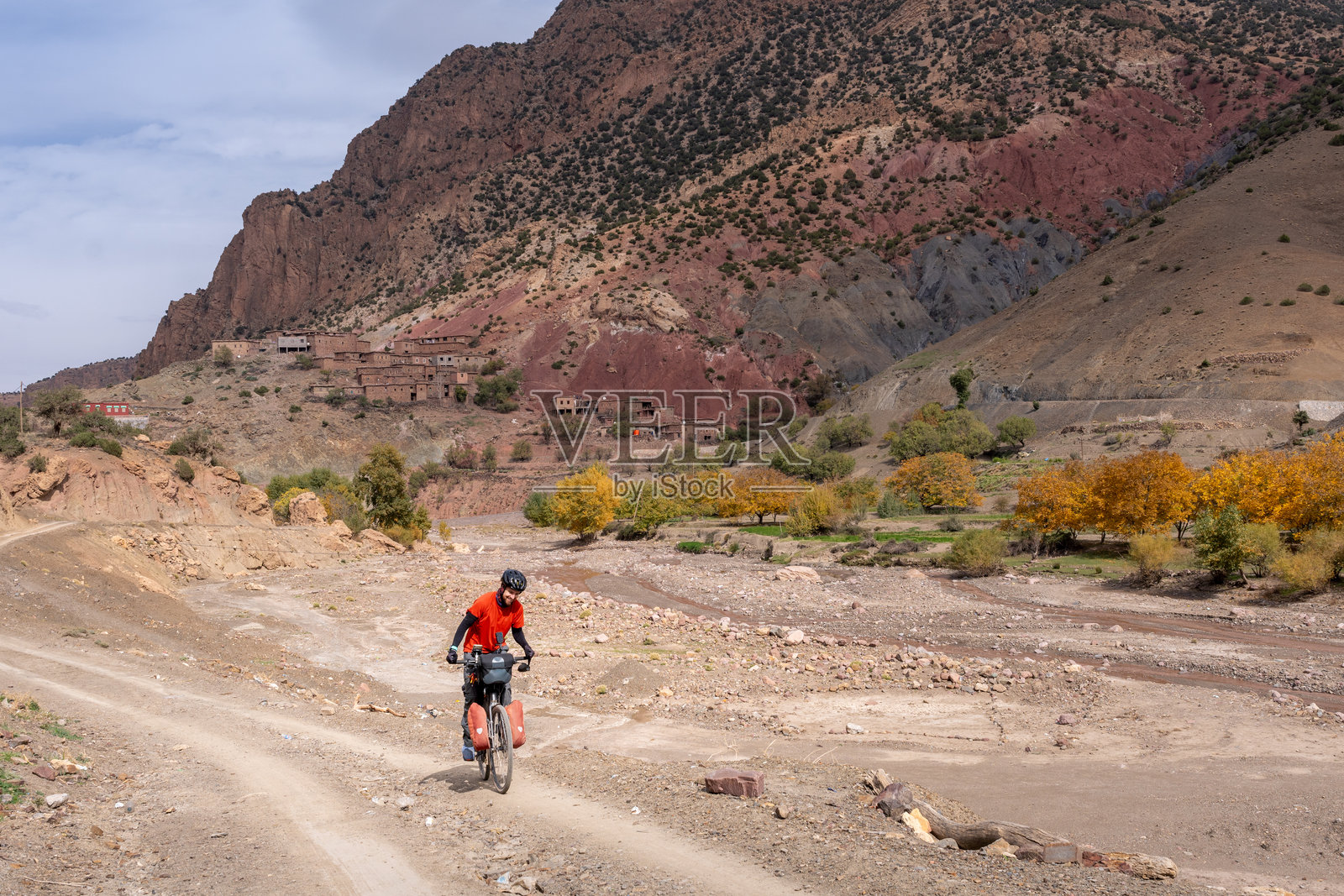 摩洛哥阿特拉斯山脉骑行,骑行冒险照片摄影图片