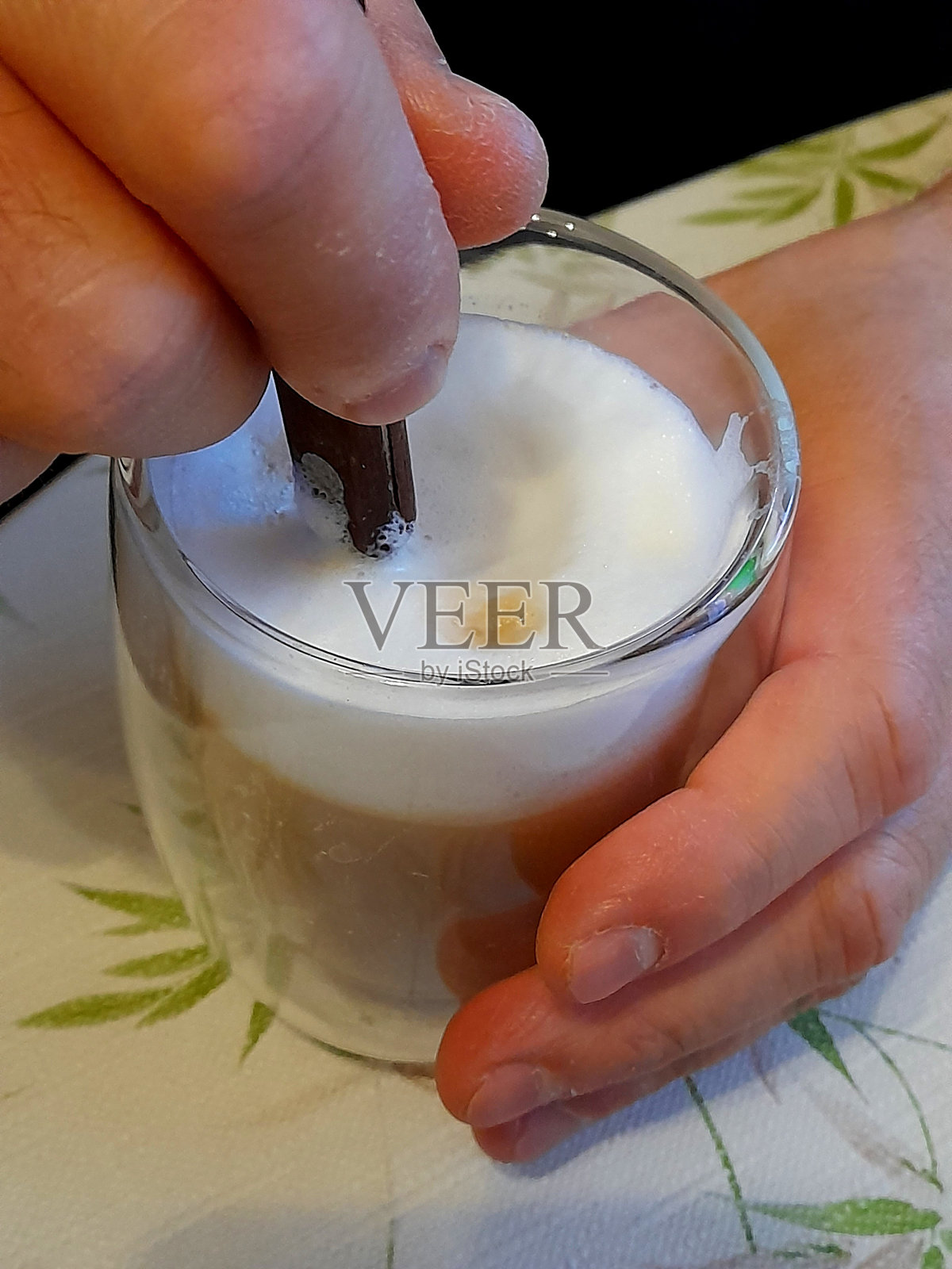 双层玻璃杯中的卡布奇诺照片摄影图片