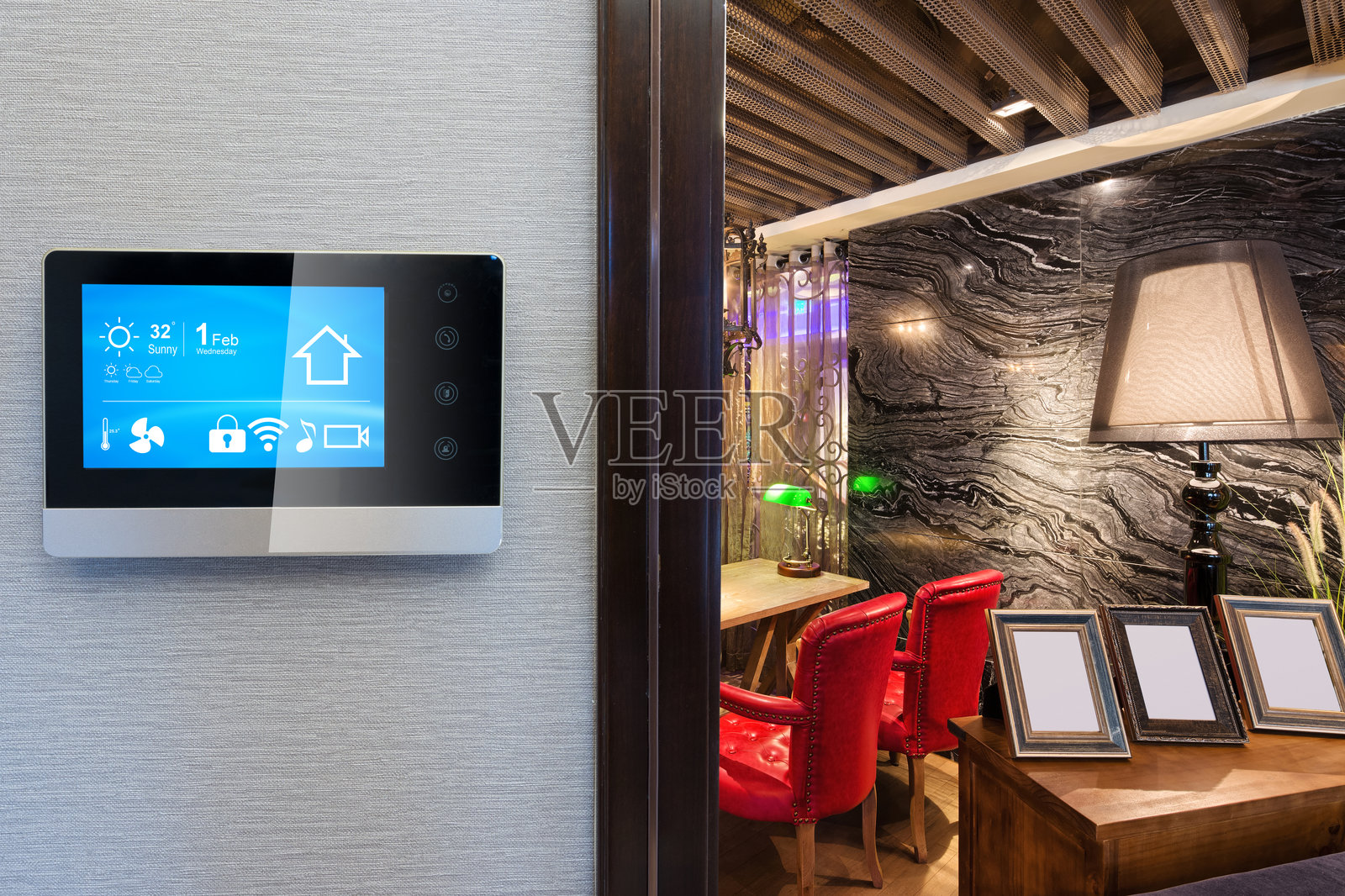 墙上的智能家居触控屏照片摄影图片