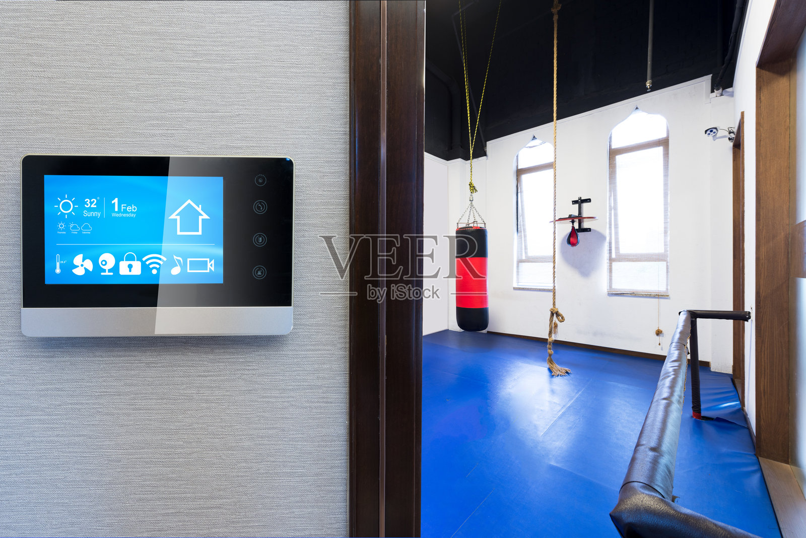 墙上的智能家居触控屏照片摄影图片