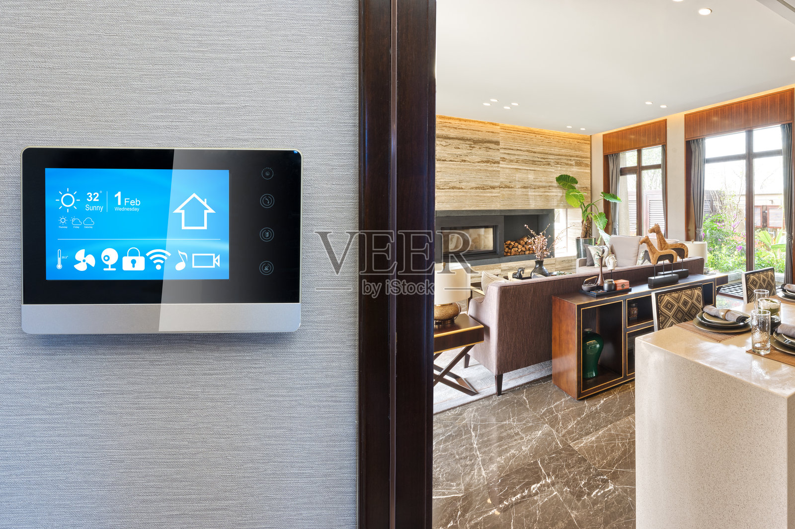 墙上的智能家居触控屏照片摄影图片