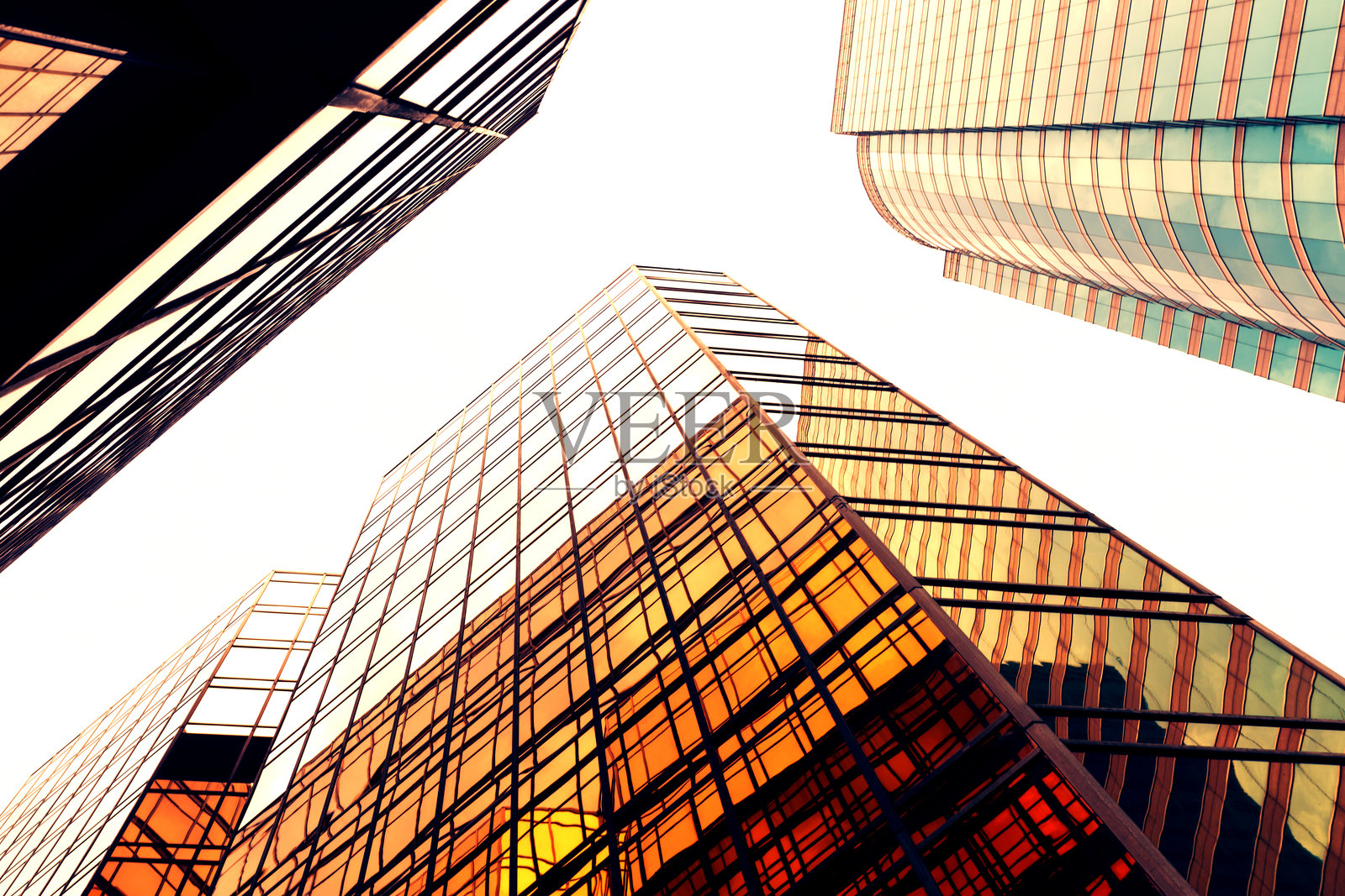 仰视现代办公大楼照片摄影图片