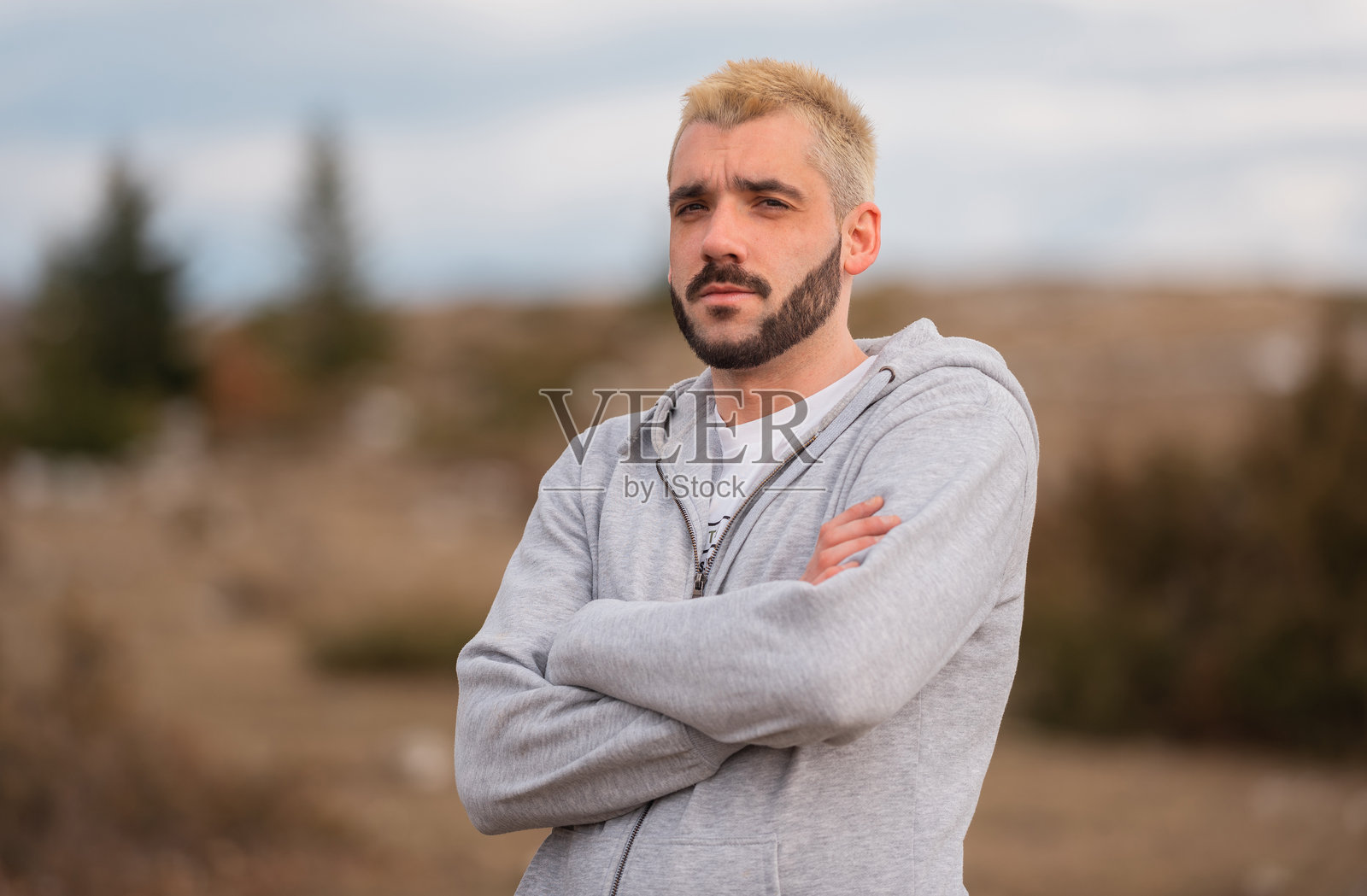 一位年轻帅气的金发男子在户外。照片摄影图片