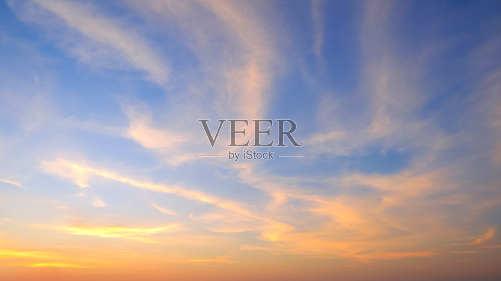 黄昏时分的日落天空背景,蓝色黄昏天空中有黄色阳光云彩照片摄影图片