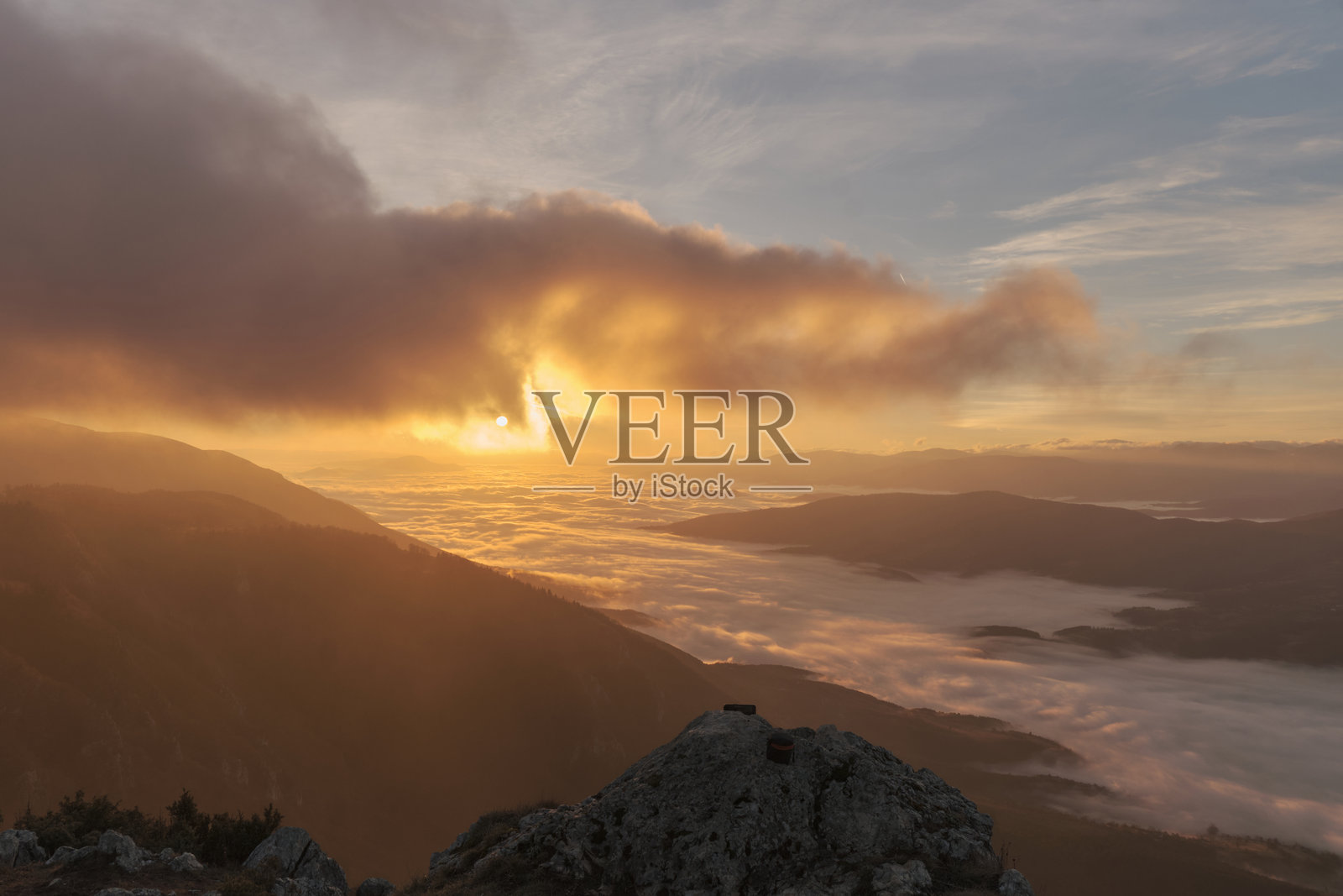 日出时雾蒙蒙的山脉风景背景。照片摄影图片