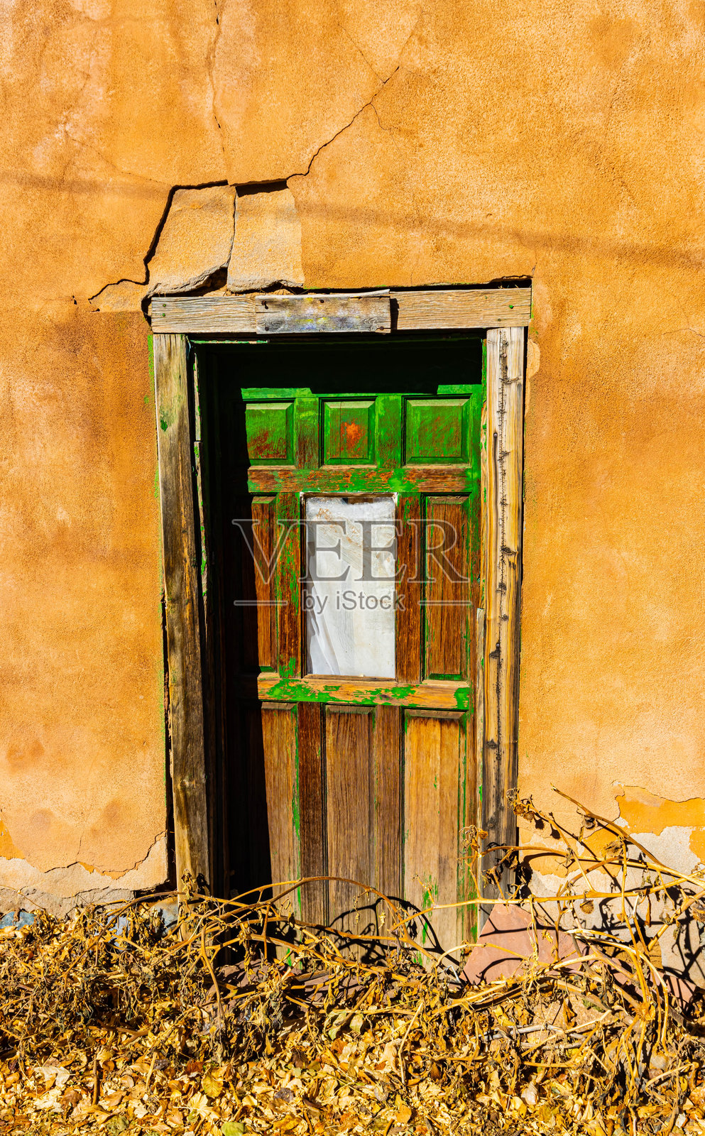 历史峡谷路上的木门与土坯建筑照片摄影图片