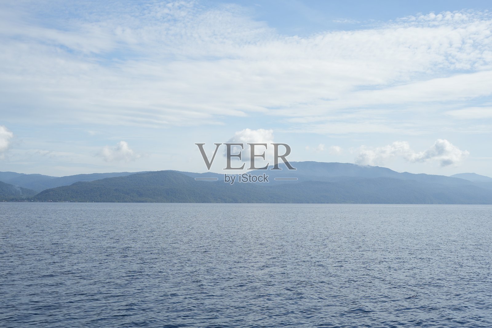 阳光明媚的海边氛围照片摄影图片