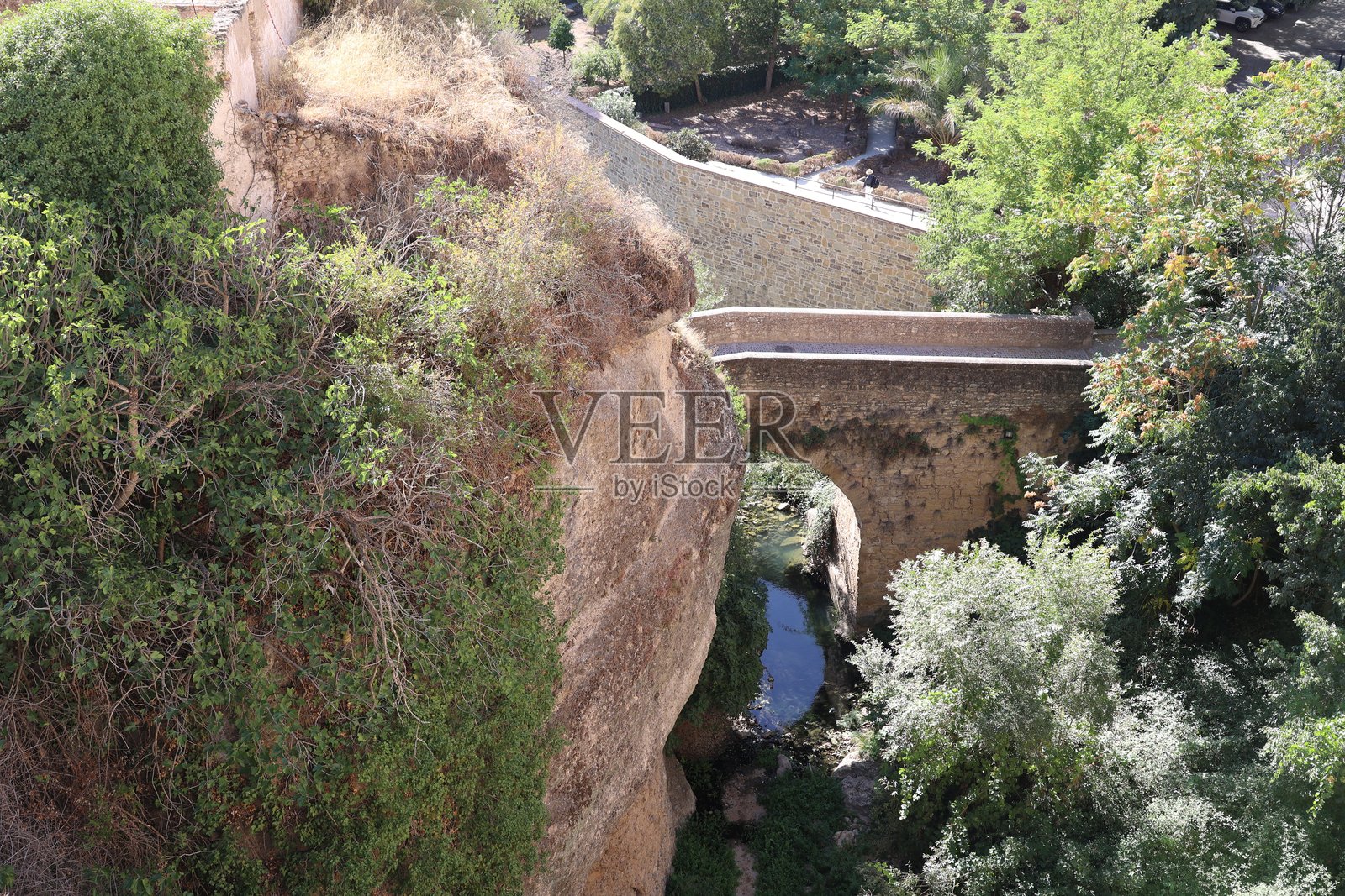 西班牙安达卢西亚隆达市峡谷中的小历史桥梁照片摄影图片