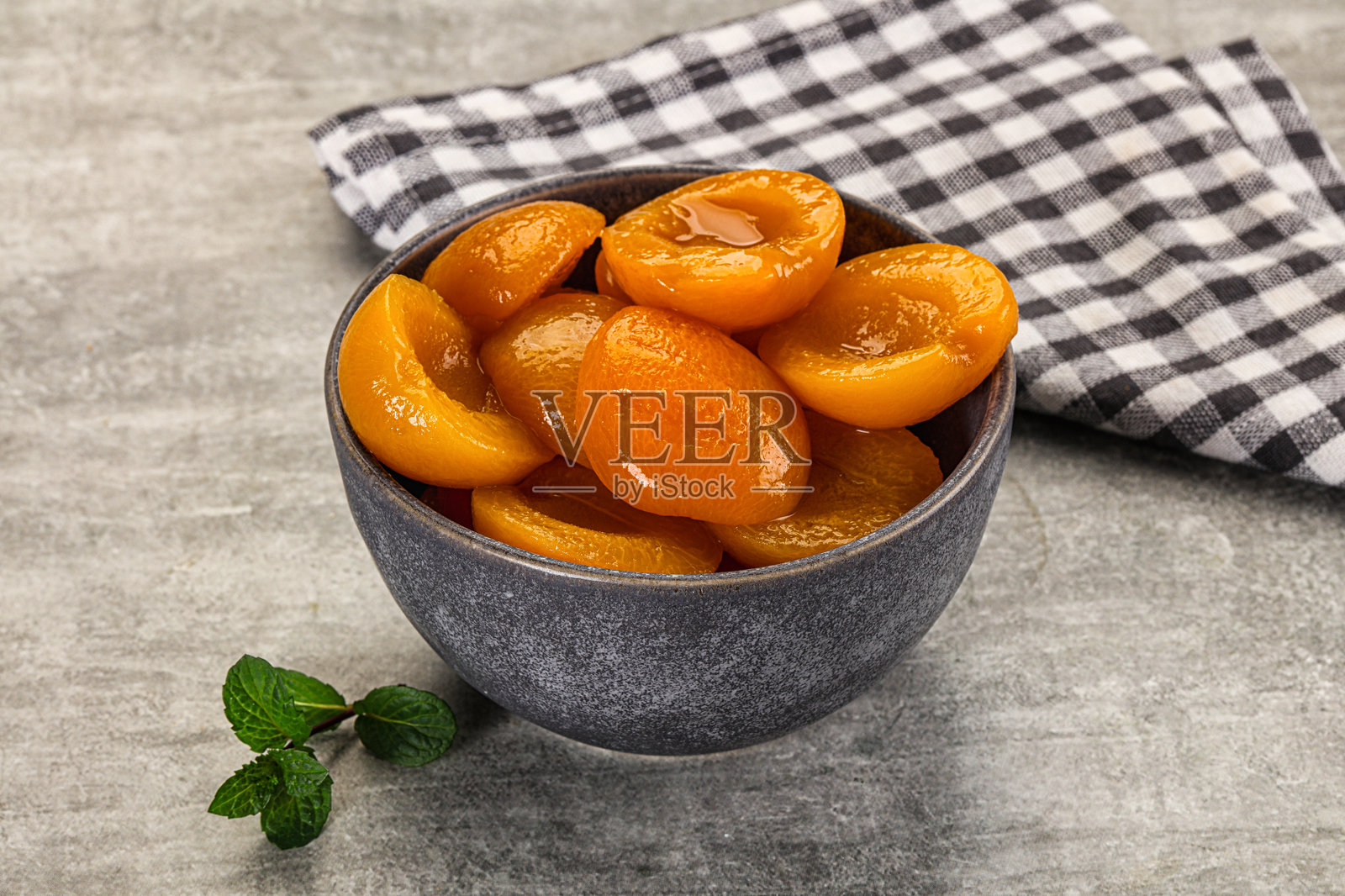 甜蜜的糖浆罐装杏子照片摄影图片