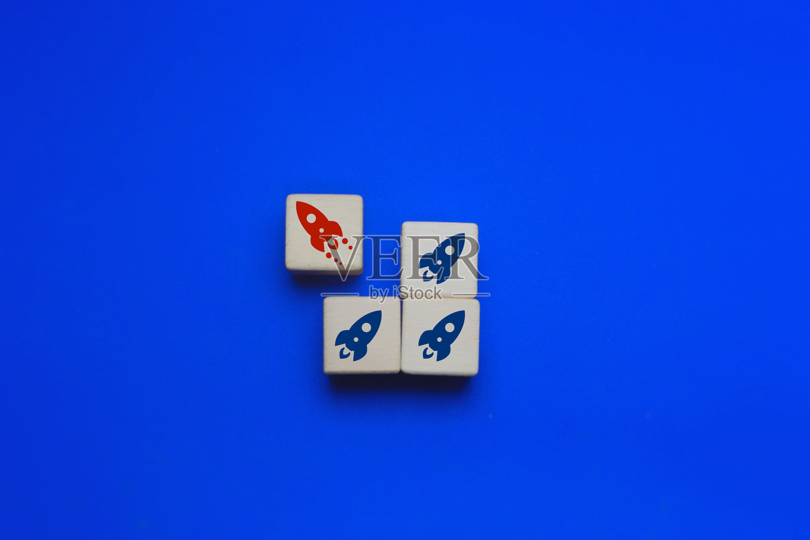 领导概念与差异,红色火箭飞向团队的另一端照片摄影图片