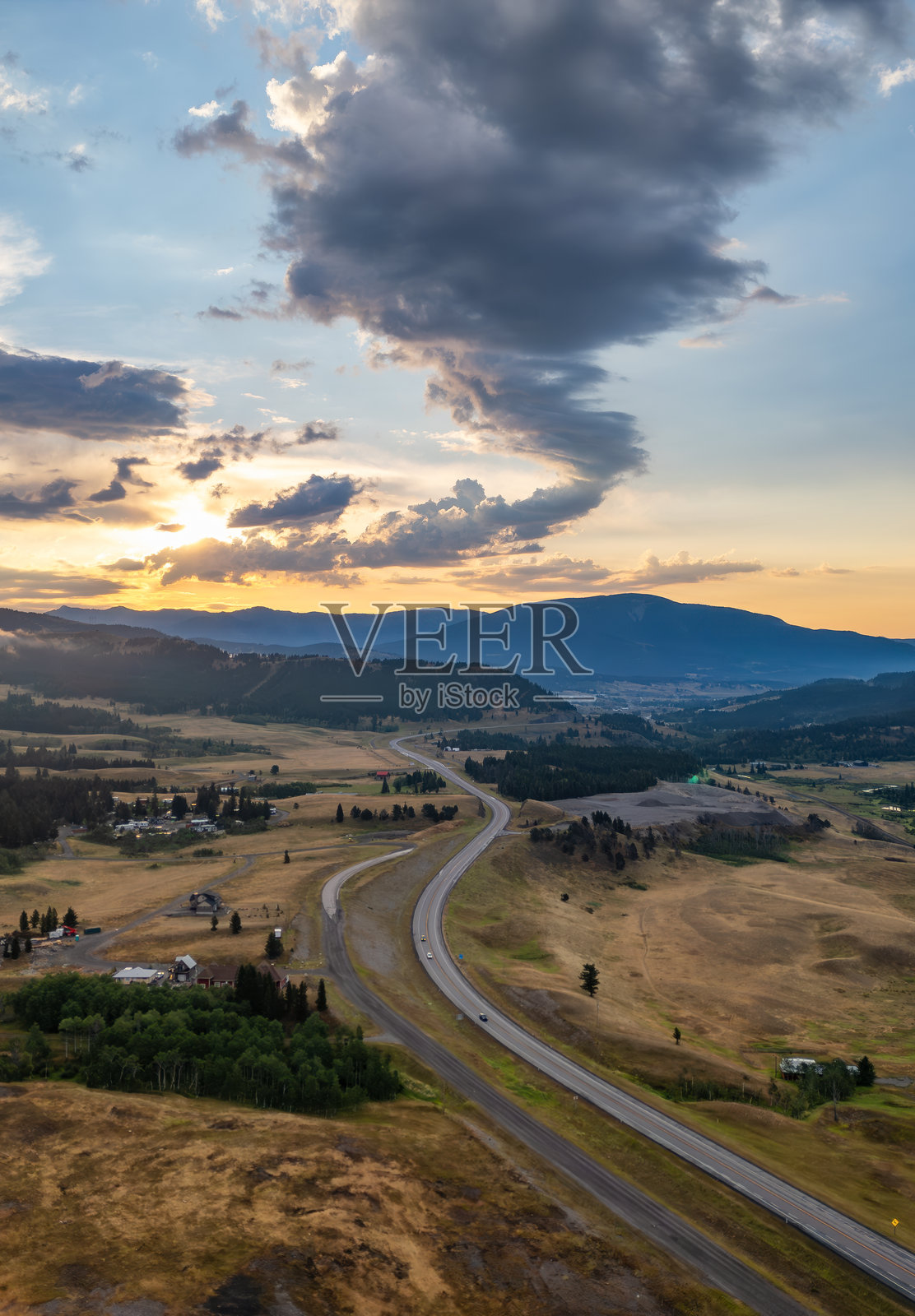 加拿大阿尔伯塔省山谷中的风景公路。空中日出。照片摄影图片