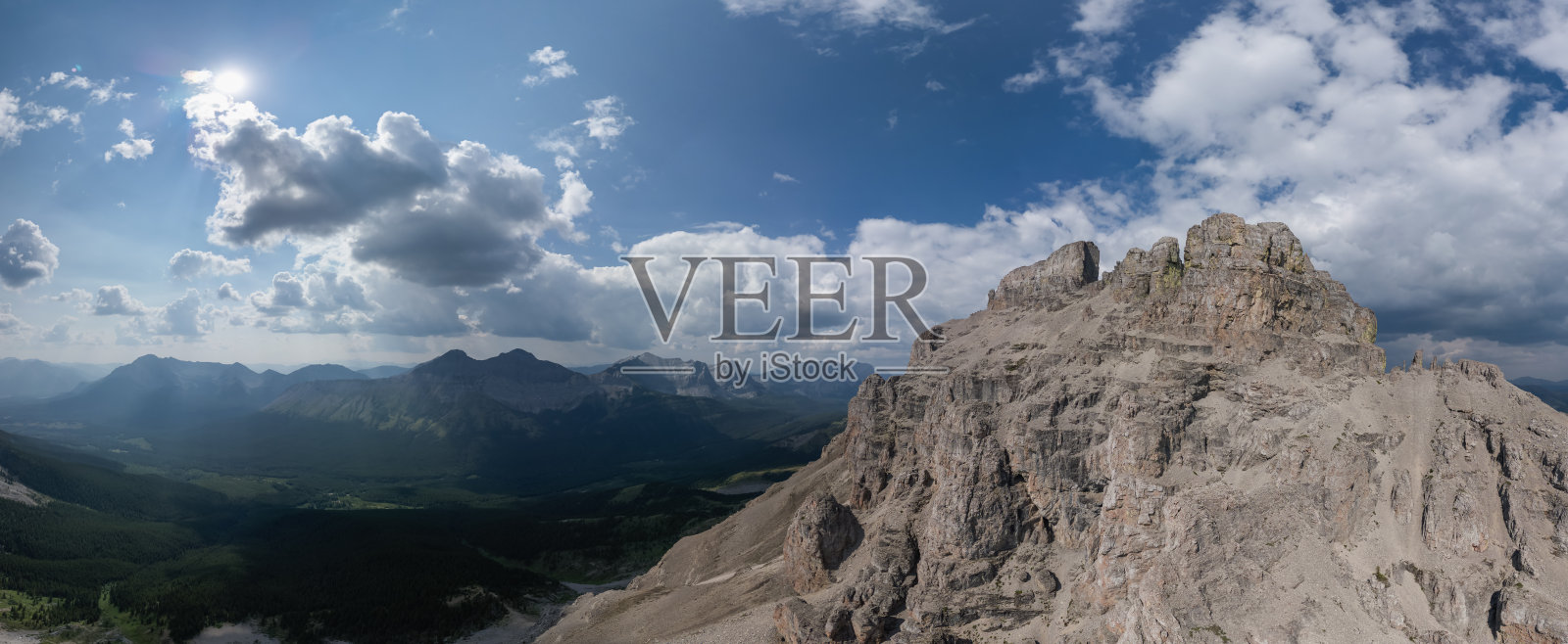 阿尔伯塔省加拿大的壮丽落基山脉风景与戏剧性的多云天空照片摄影图片