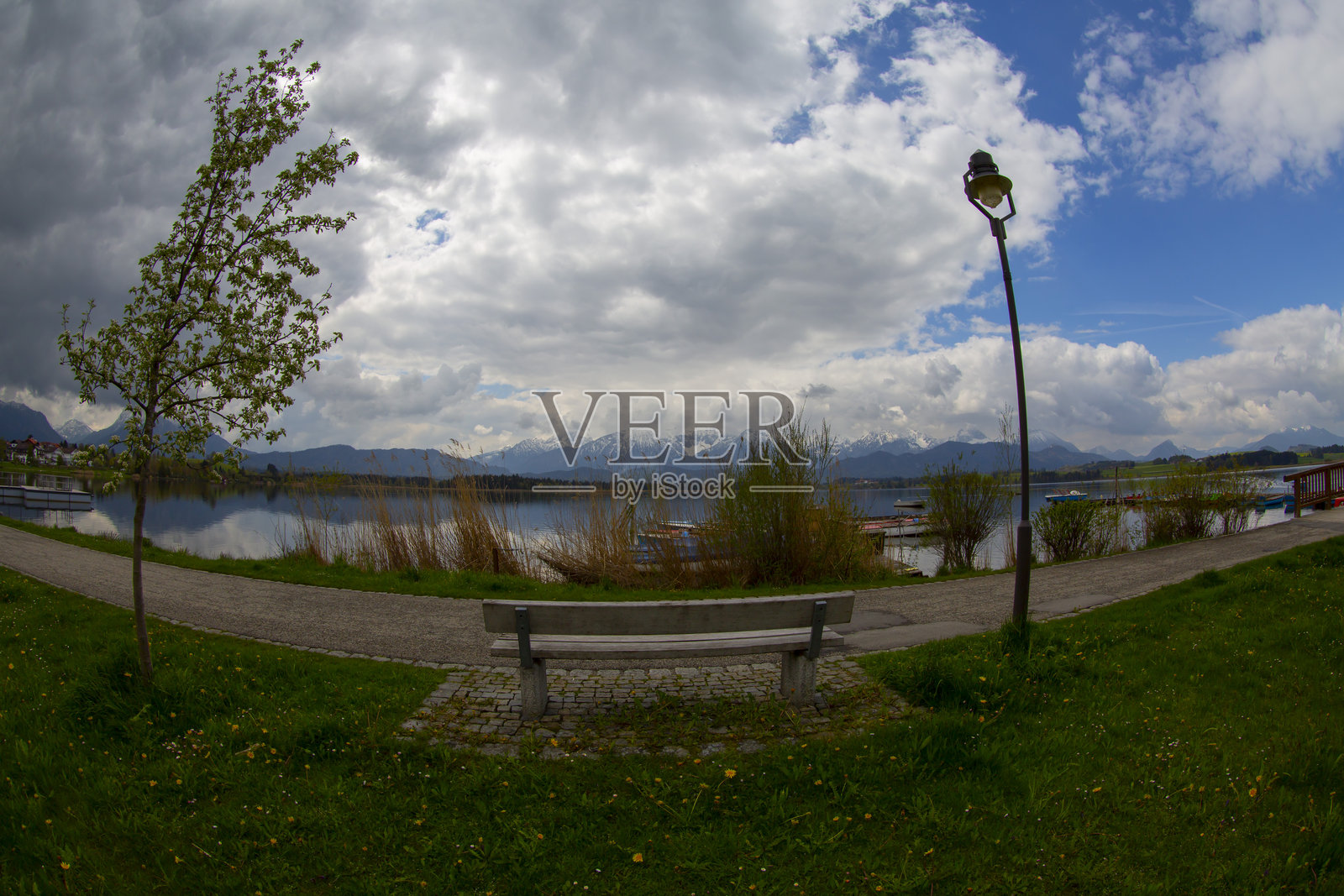 霍普芬湖是德国巴伐利亚州施瓦本地区的一座湖泊。照片摄影图片