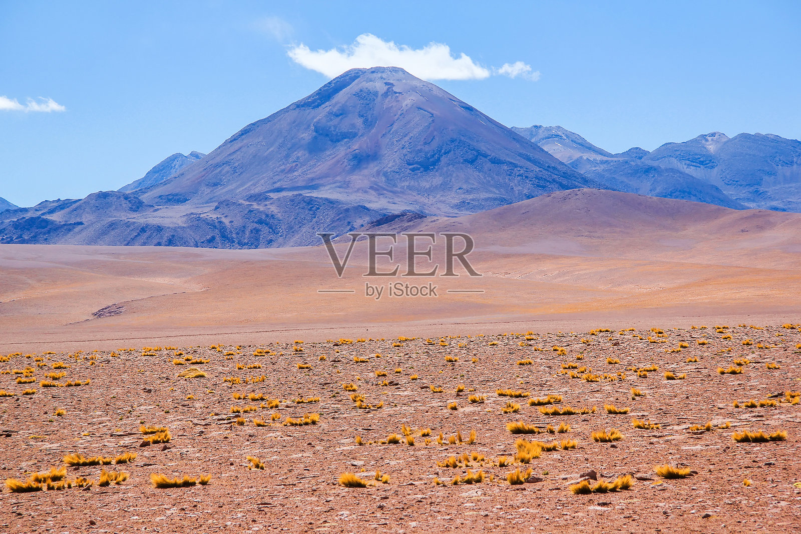 智利安第斯山脉中的火山照片摄影图片