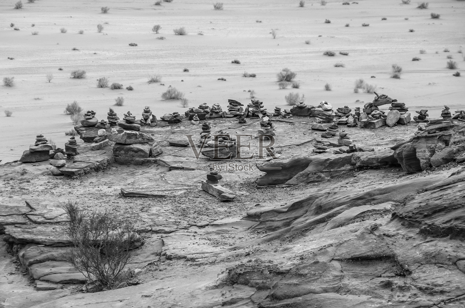 一个有着大堆岩石的荒凉沙漠景观照片摄影图片