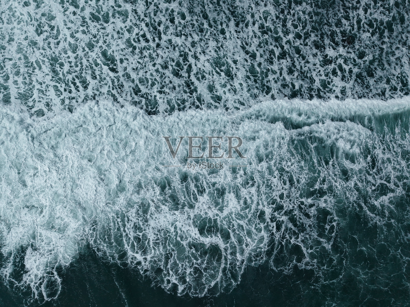 海浪在沙滩上的鸟瞰图照片摄影图片