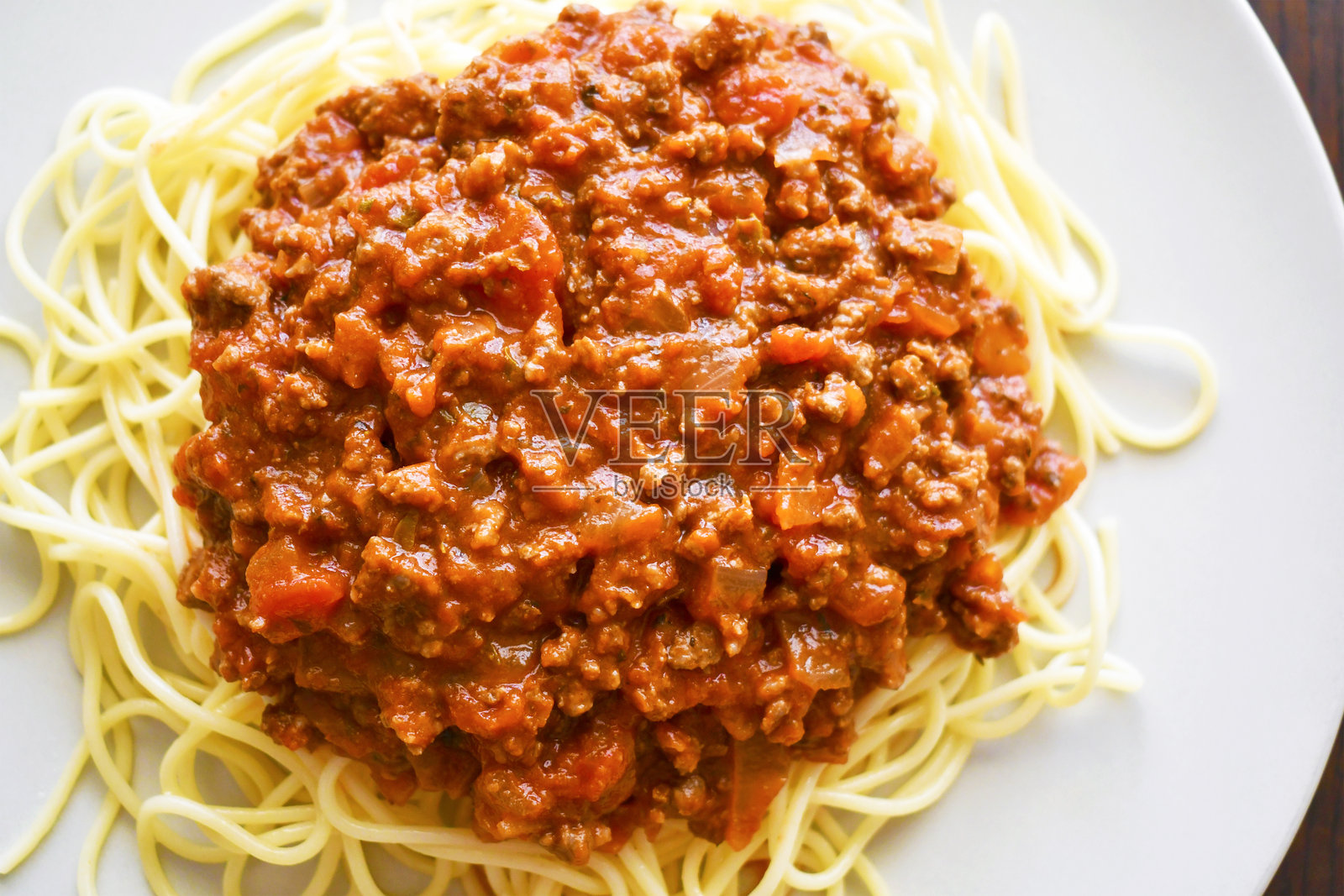 盘子上的意大利肉酱面。照片摄影图片