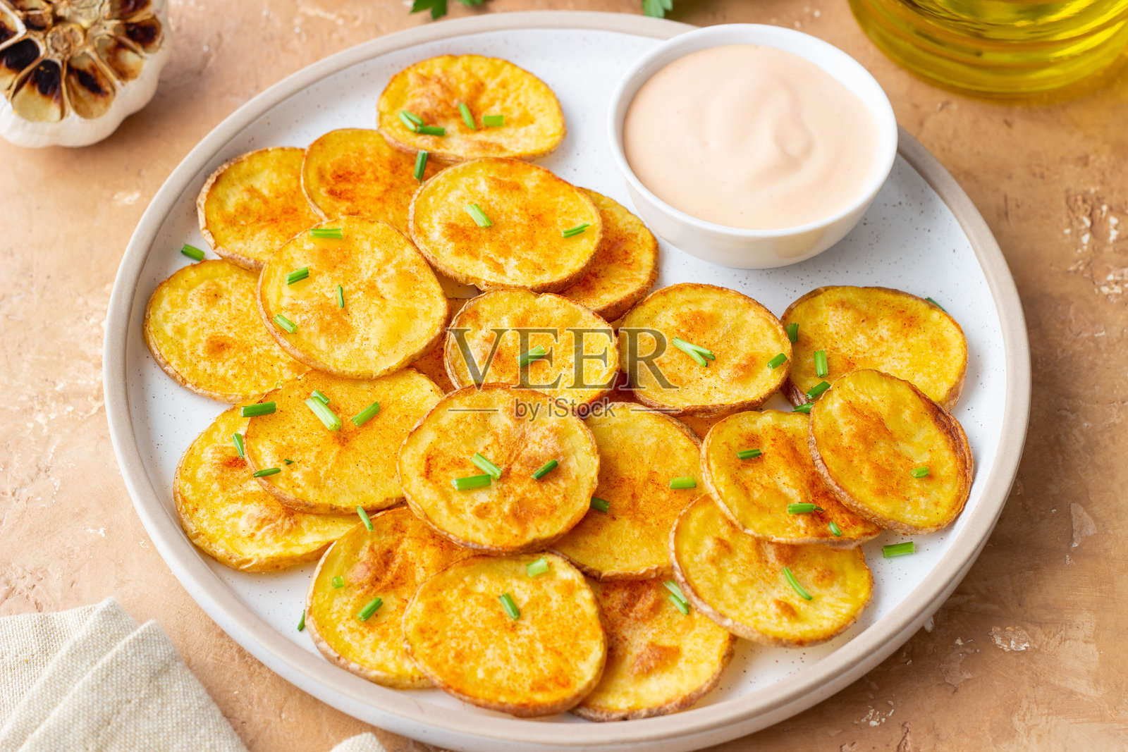 烤土豆配酱。自制薯条。开胃菜。小吃。素食。照片摄影图片