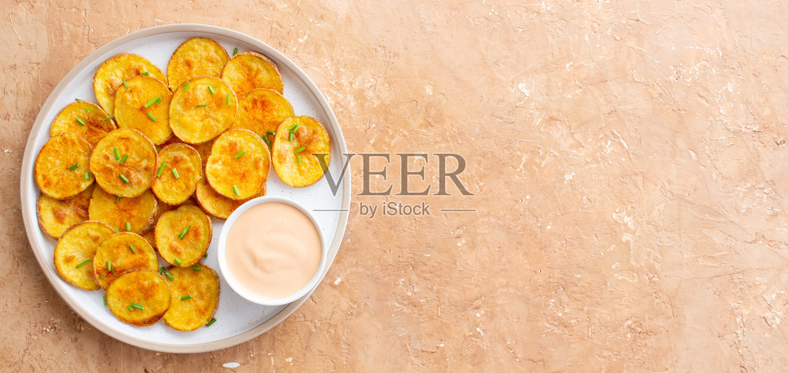 烤土豆配酱汁。自制薯条。开胃菜。小吃。素食。照片摄影图片