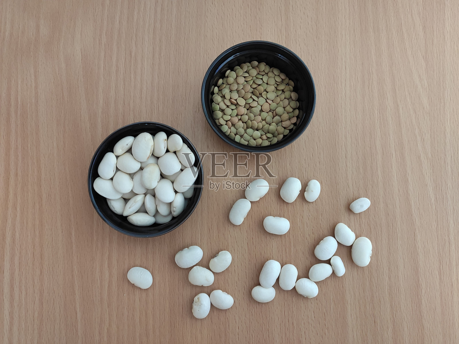 桌子上的绿扁豆和豆类照片摄影图片