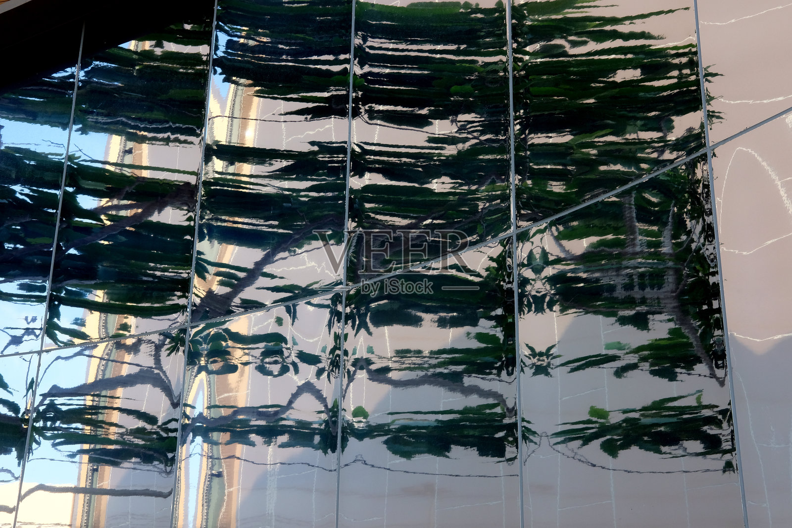 镜子中的倒影照片摄影图片