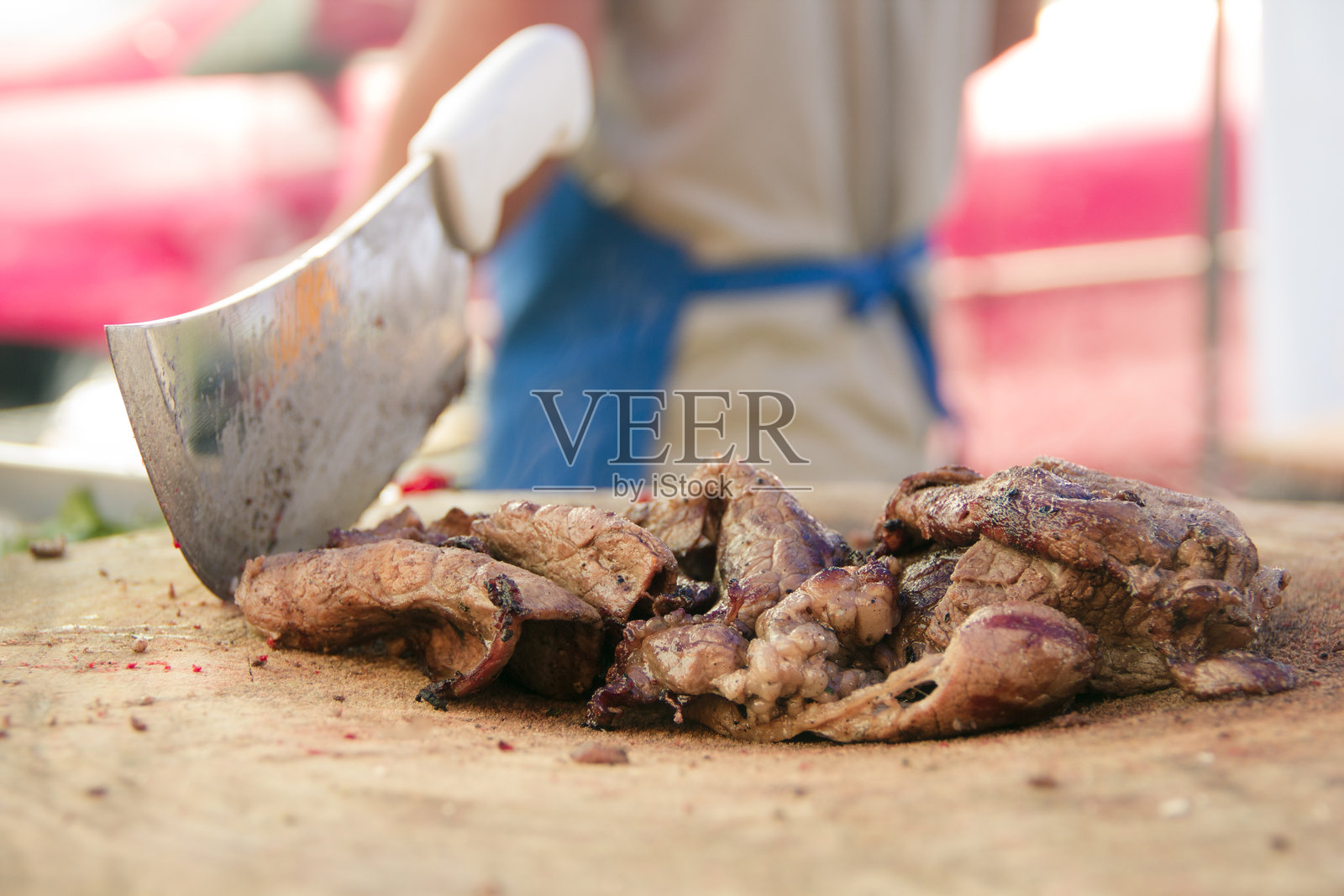 农村墨西哥一个塔可摊位上,近距离拍摄的肉铺刀和烤牛肉卡尔尼塔。照片摄影图片
