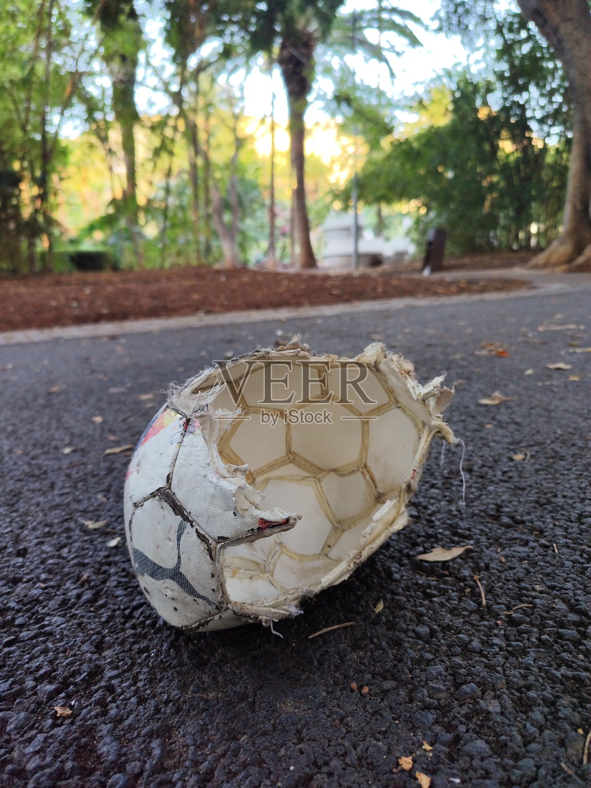 公园里的破旧足球照片摄影图片