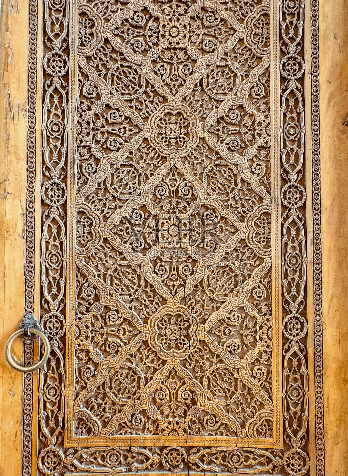 精美的手工雕刻木门,饰有伊斯兰 ornamental 图案照片摄影图片