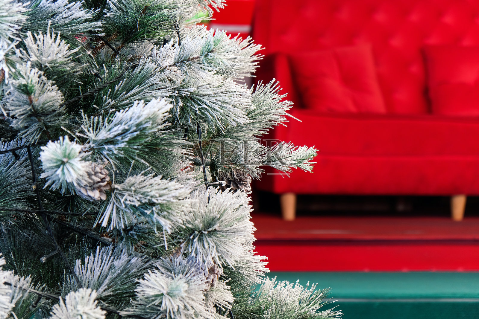 覆盖着霜花和松果的圣诞树照片摄影图片