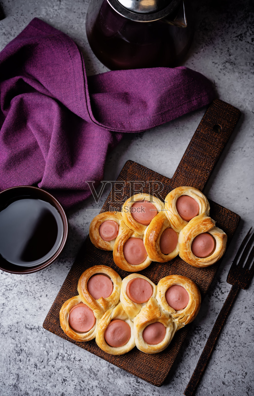 烤香肠面包热狗放在木砧板上照片摄影图片