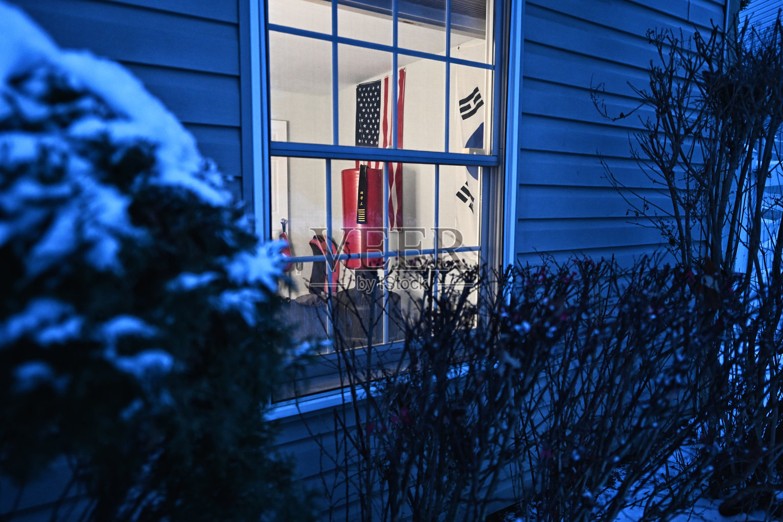 通过窗户看到的武术馆照片摄影图片