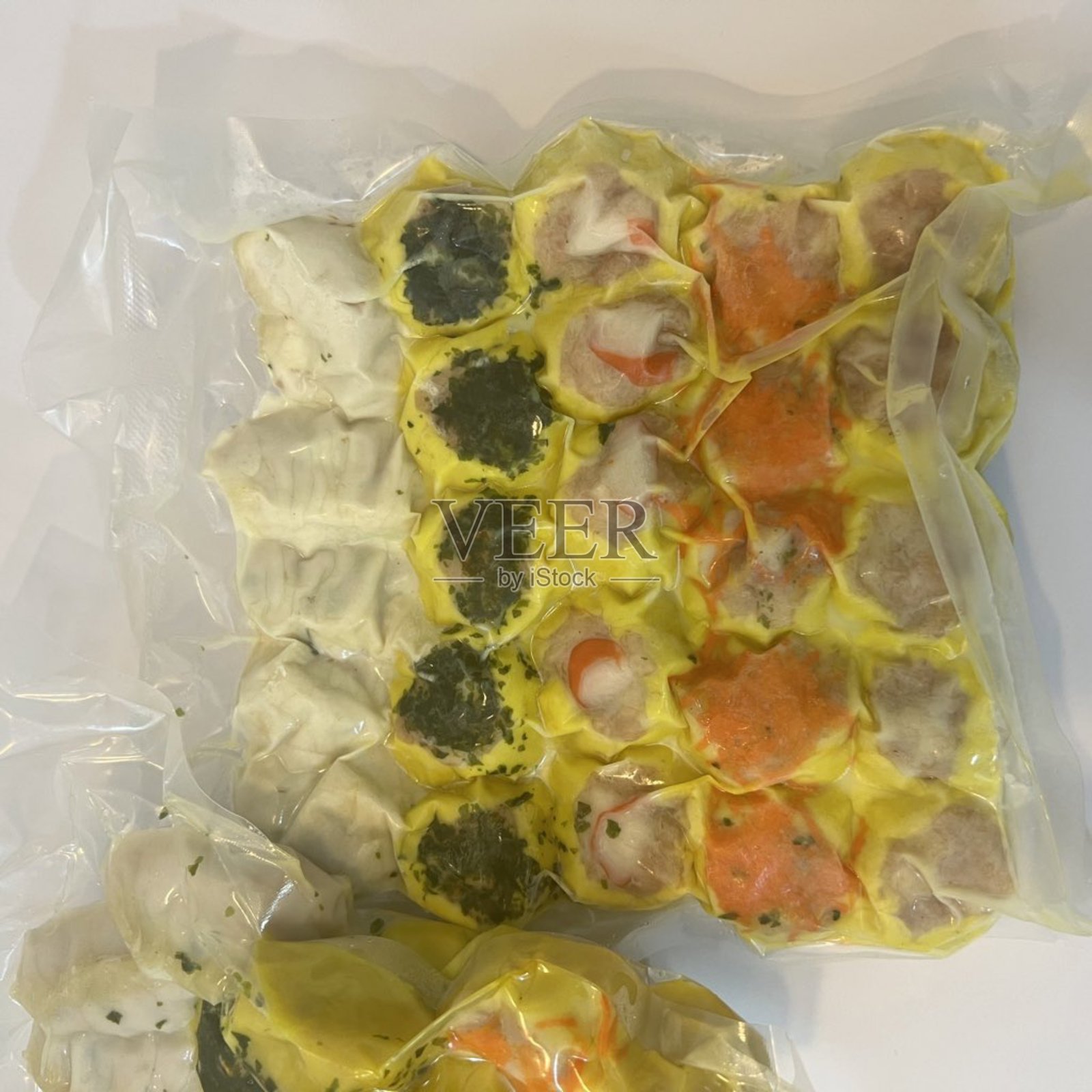 虾烧卖配酱,蒸虾饺和蔬菜放在木桌上,粤式点心早餐,传统中国美食。照片摄影图片