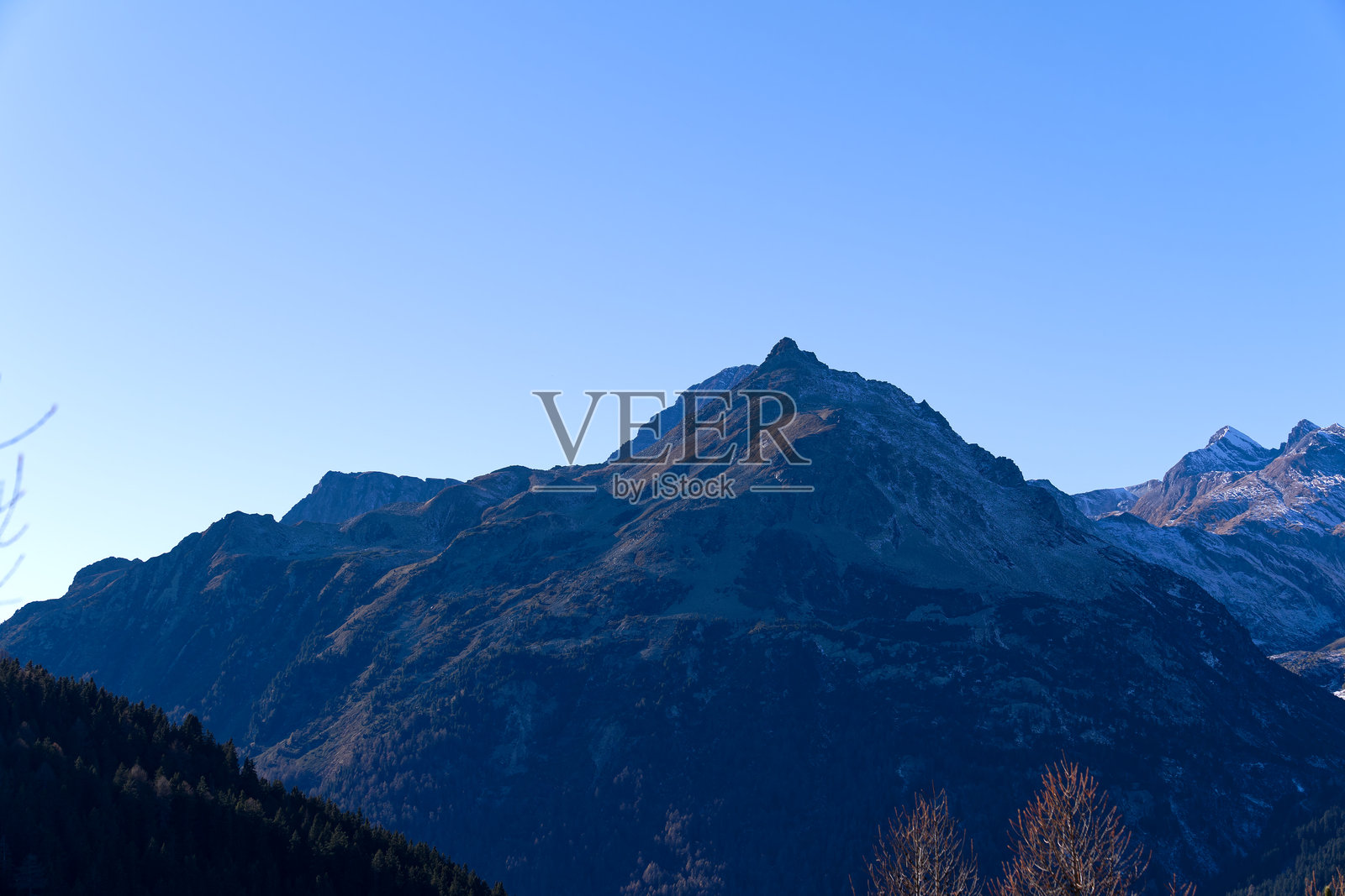 瑞士阿尔卑斯山的山村马洛亚在阳光明媚的秋日中俯瞰的阿尔卑斯山全景。照片摄影图片