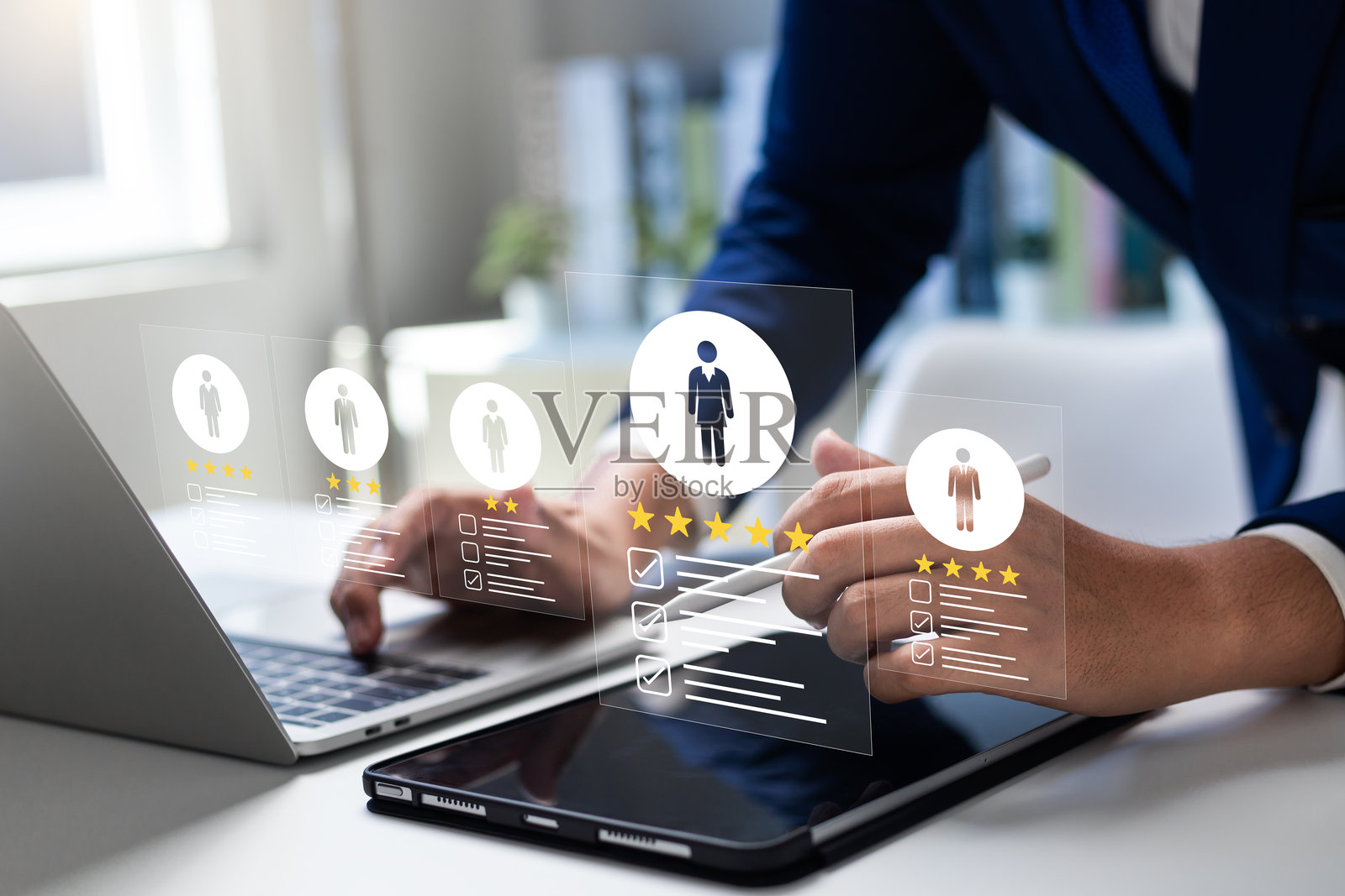 人力资源管理技术(HR),人力资源经理触摸人力资源网络结构并在线检查简历,以选择适合公司的完美员工,有效招聘。照片摄影图片