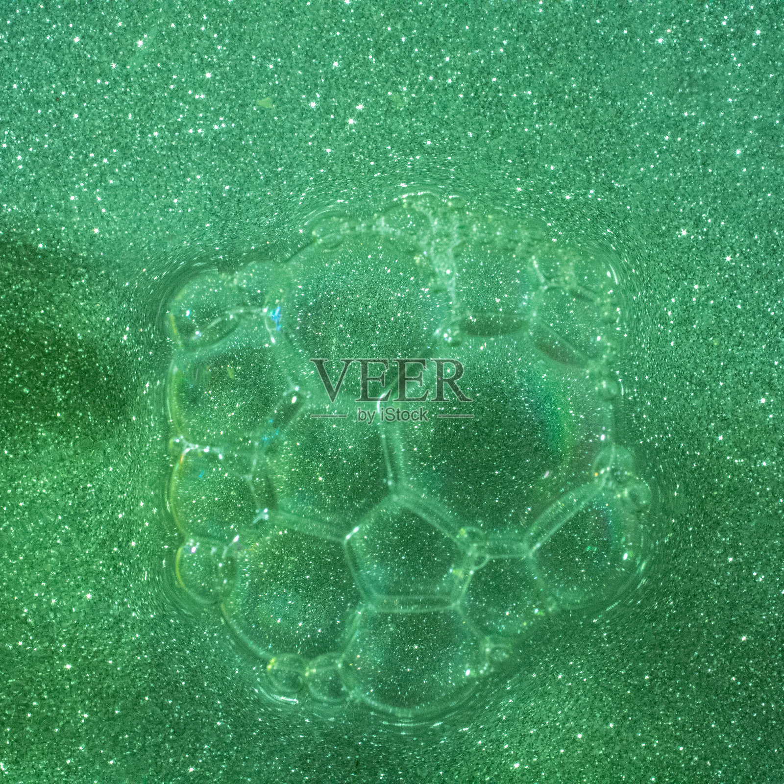 绿色的小泡泡和大泡泡在温暖的绿色苹果泡泡浴中漂浮照片摄影图片