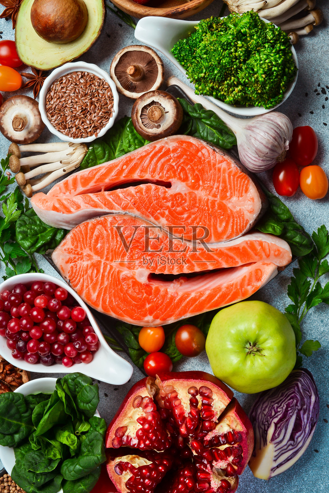 俯视图,垂直照片。健康食品清洁饮食选择。超级食品、鱼类和水果。照片摄影图片